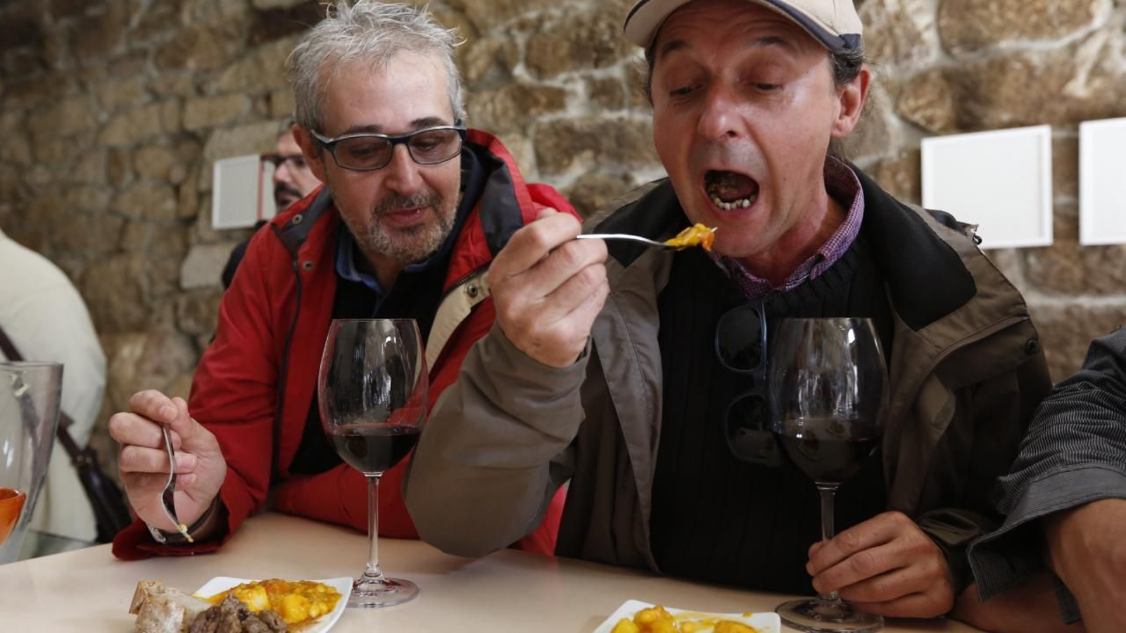 Comensales degustando ragú de buey en la última edición de las Xornadas Carne de Boi en Allariz. XESÚS FARIÑAS