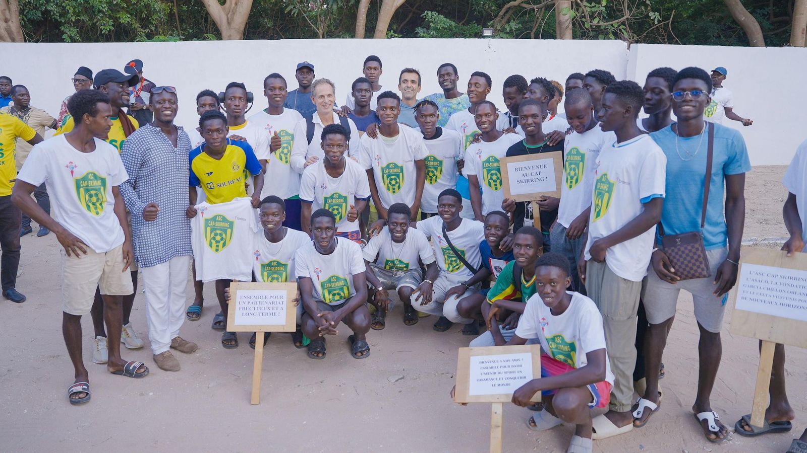 Una delegación de Cap Skirring da la bienvenida a la delegación del Celta en una visita.