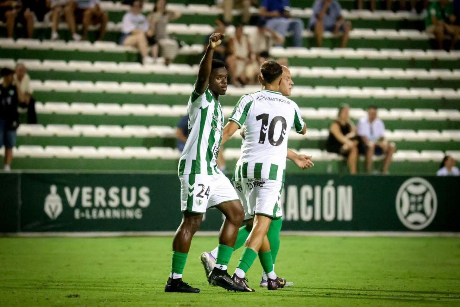 Luis Rivas celebra un gol con el Antequera.