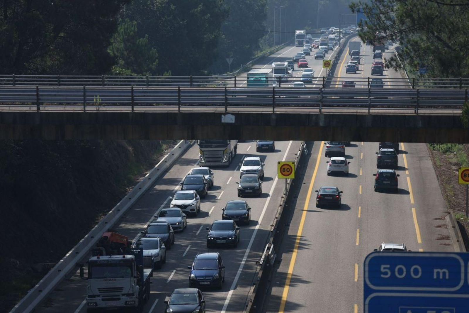 El atasco por la mañana en dirección Tui-Vigo en la autovía A-55.