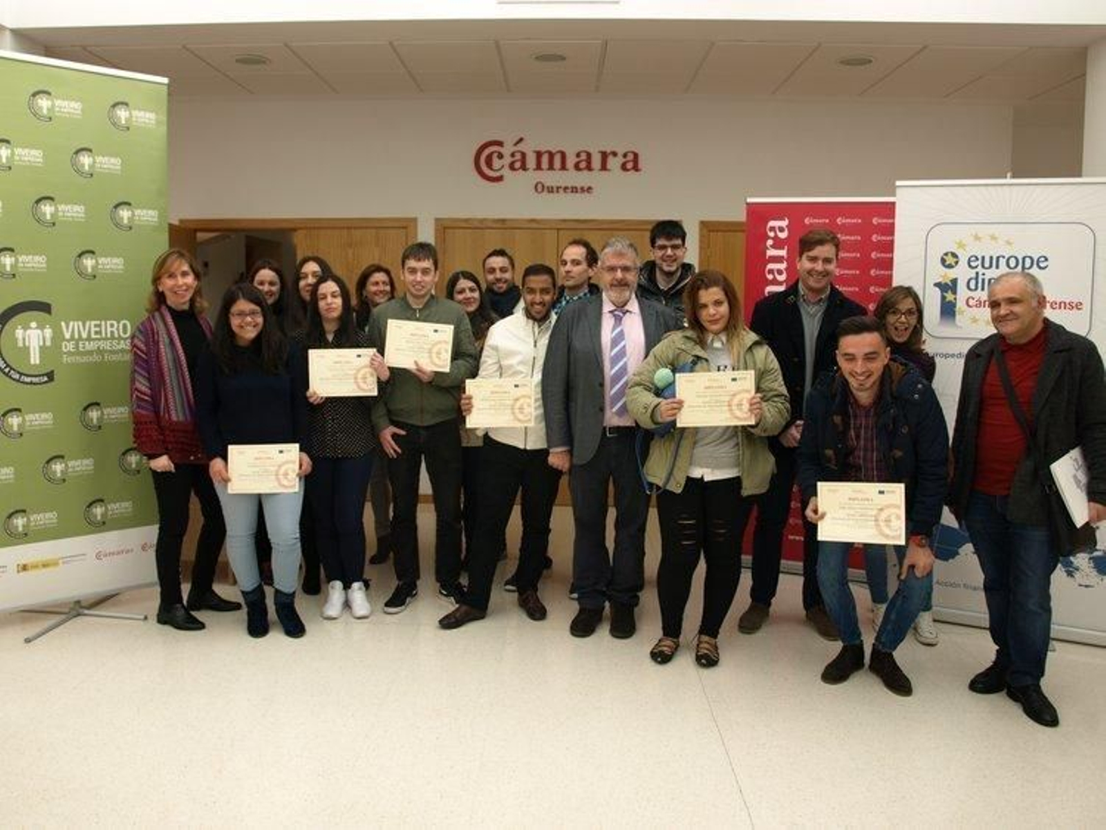 Los jóvenes participantes en el programa de emprendedores de la Cámara con sus diplomas