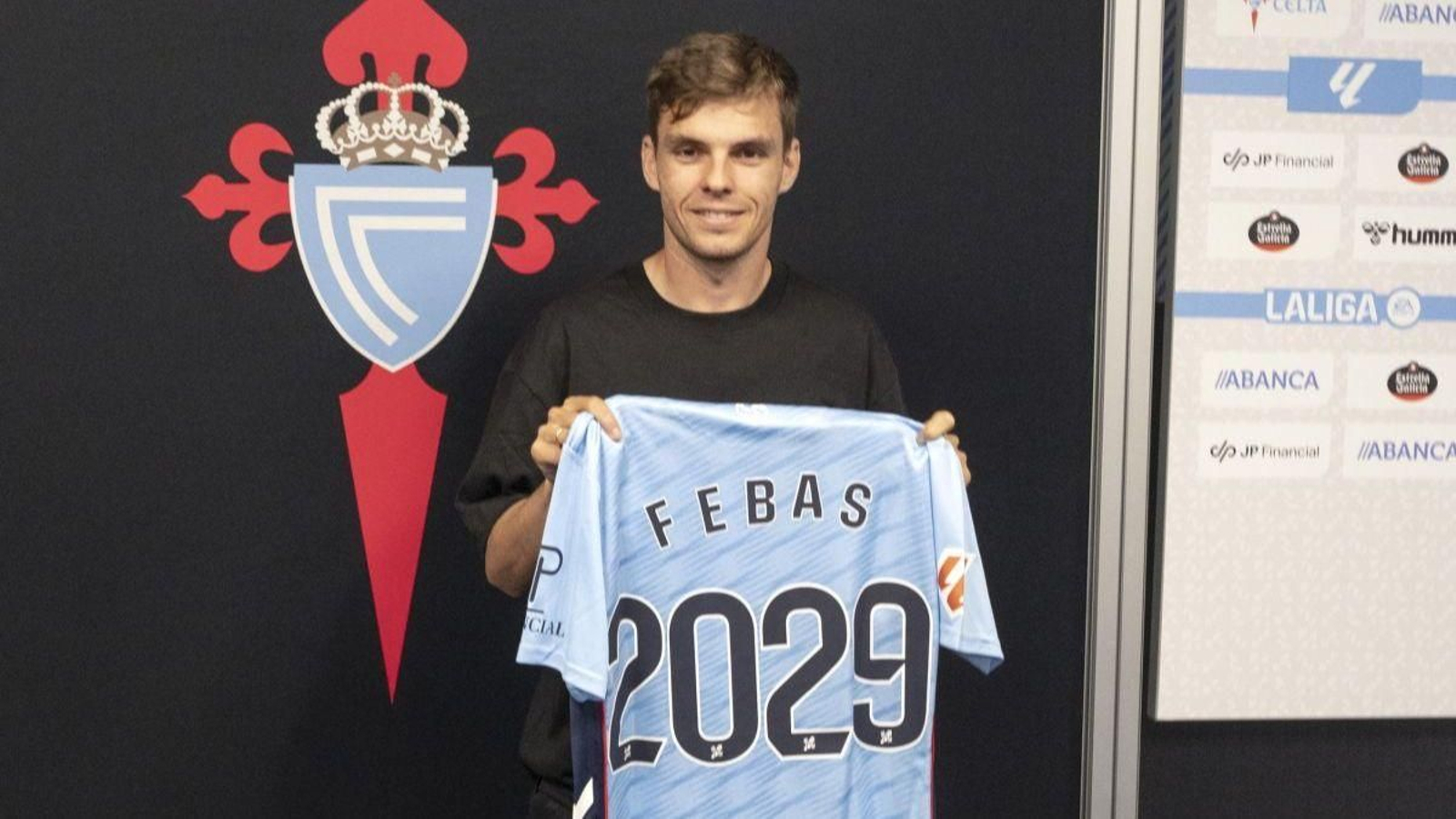 Aleix Febas posa con la camiseta celeste, ayer, tras su encuentro con los medios de comunicación.