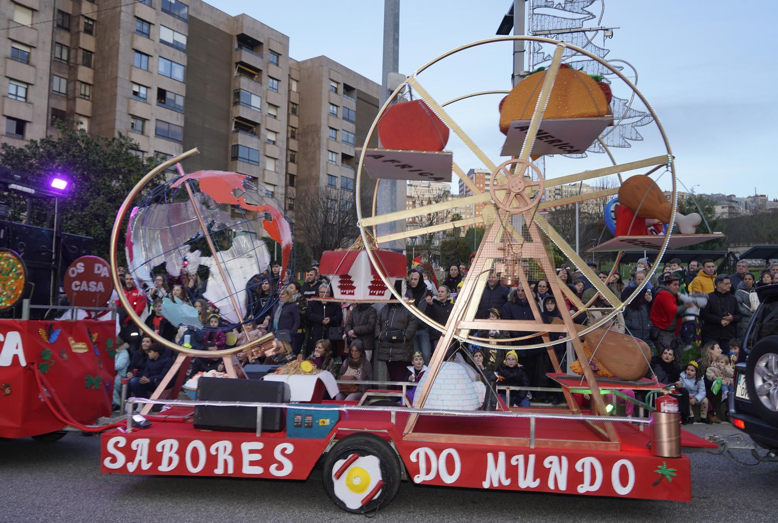 Galería | El desfile de comparsas del Entroido 2026 ilumina las calles de Vigo