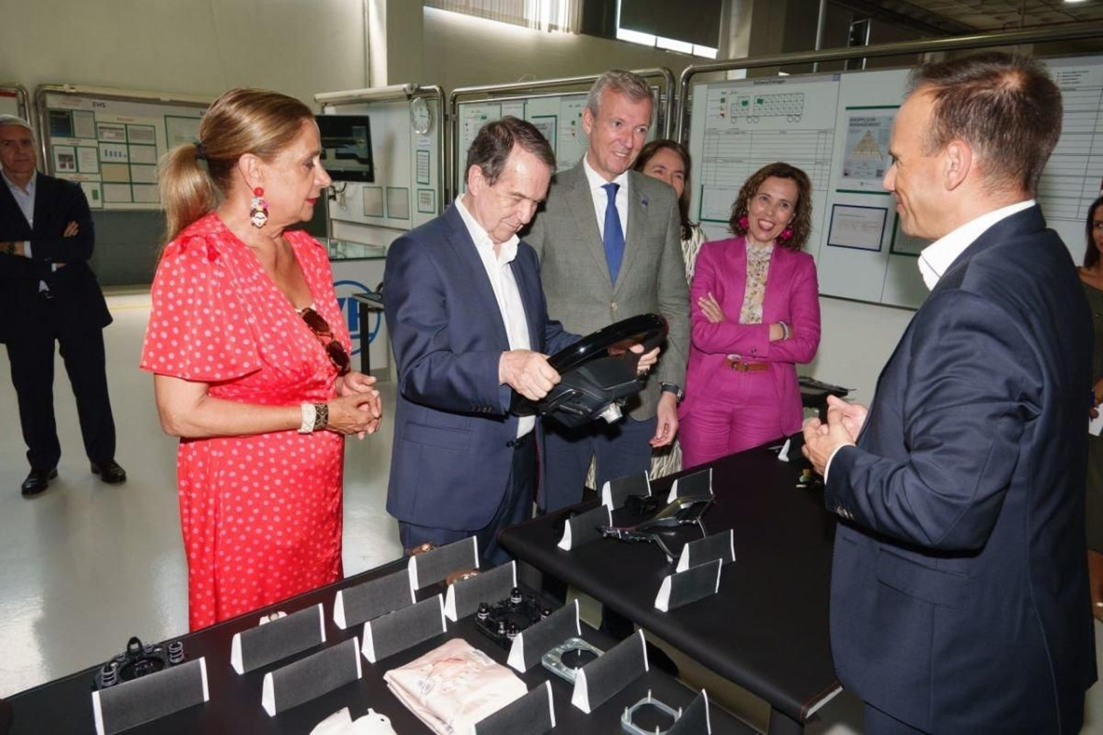 La antigua Dalphimetal España, hoy ZF Lifetec, celebró ayer su 50 aniversario en la sede de la empresa en Vigo que contó con la presencia del presidente de la Xunta y el alcalde. En las plantas de O Caramuxo y Porriño fabrica volantes y airbags, entre otros componentes de seguridad pasiva para el coche, y cuenta con un centro de I+D.