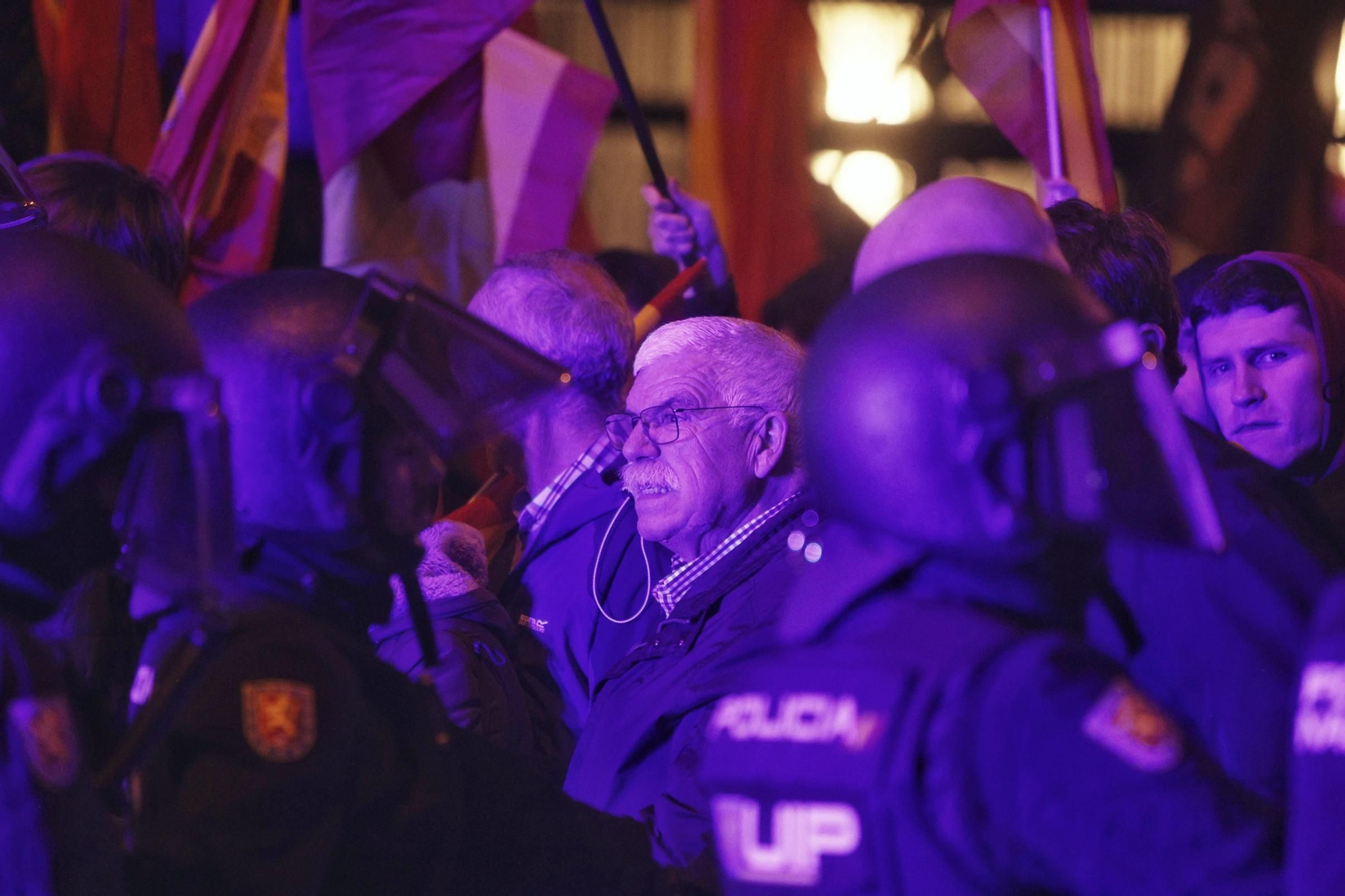 Un hombre durante la concentración en contra de la amnistía, frente a la sede del PSOE en la calle Ferraz. Foto: Europapress.