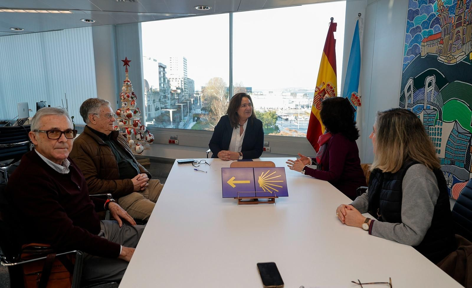 La asociación Amigos de los Pazos con la delegada de la Xunta en Vigo.