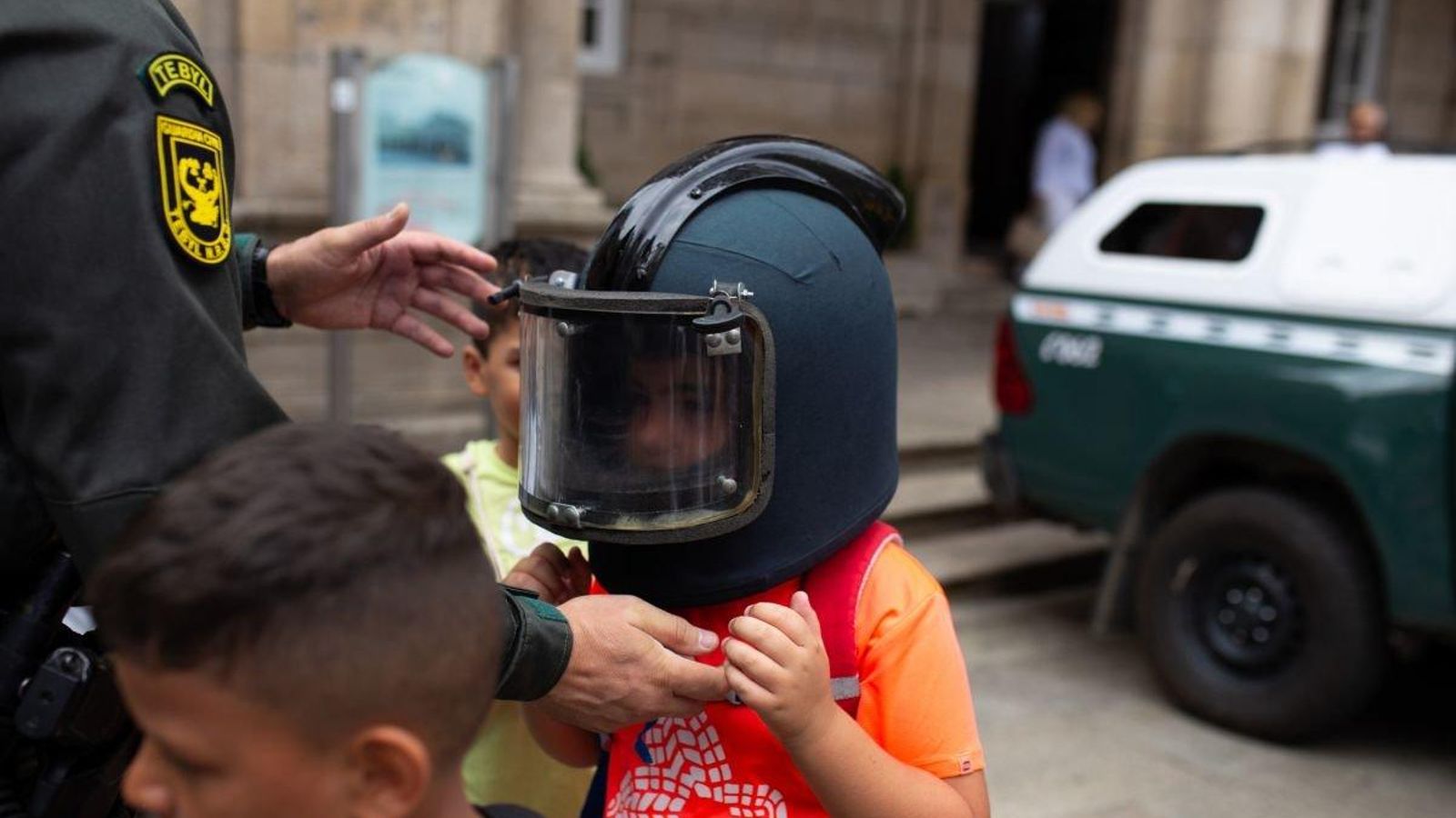 Los cascos antiexplosivos provocaron la curiosidad de los jóvenes.