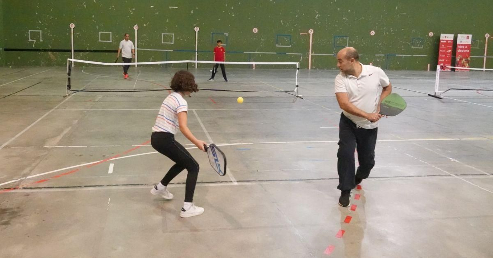 Los jugadores persiguen la bola en una acción de ayer en As Travesas.