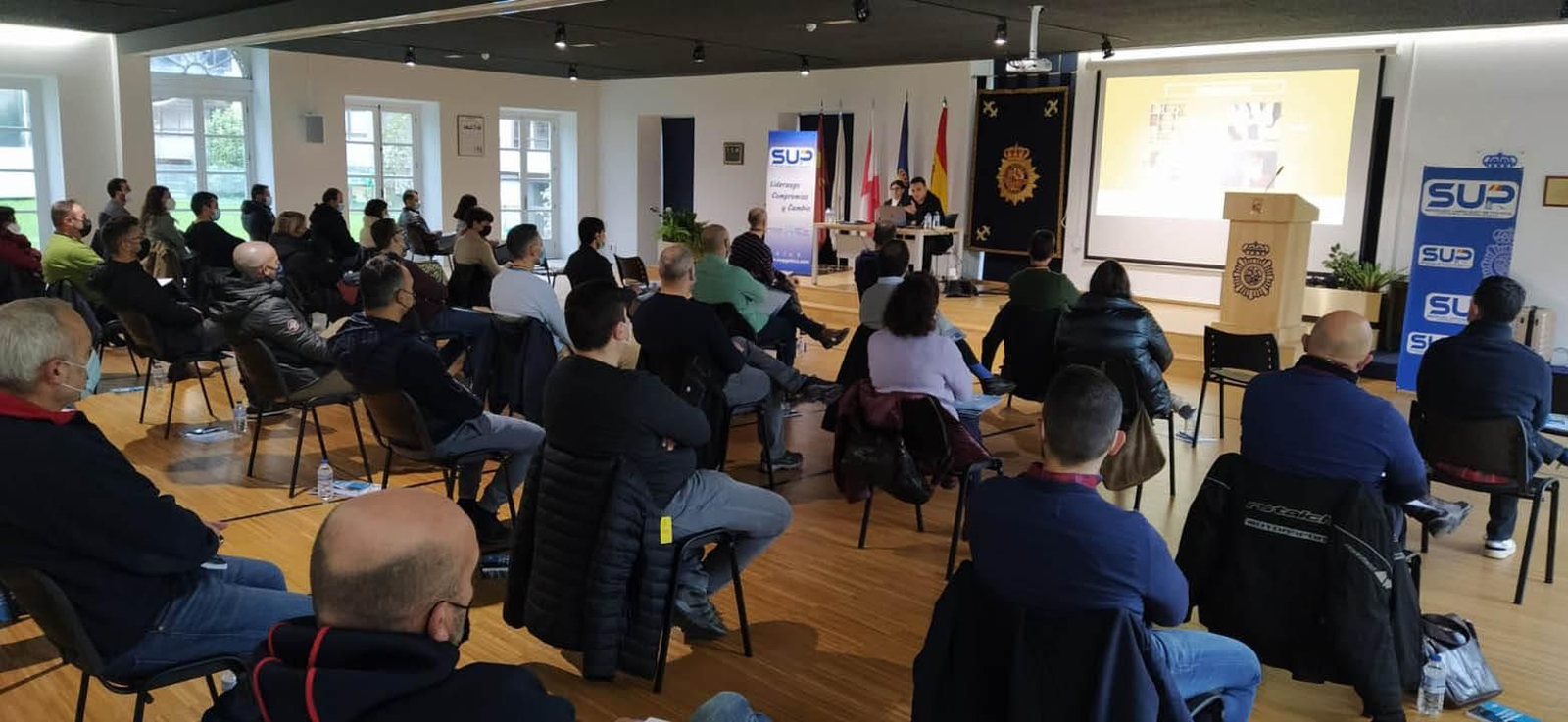 Imagen de los policías, ayer, durante las jornadas en Comisaría.