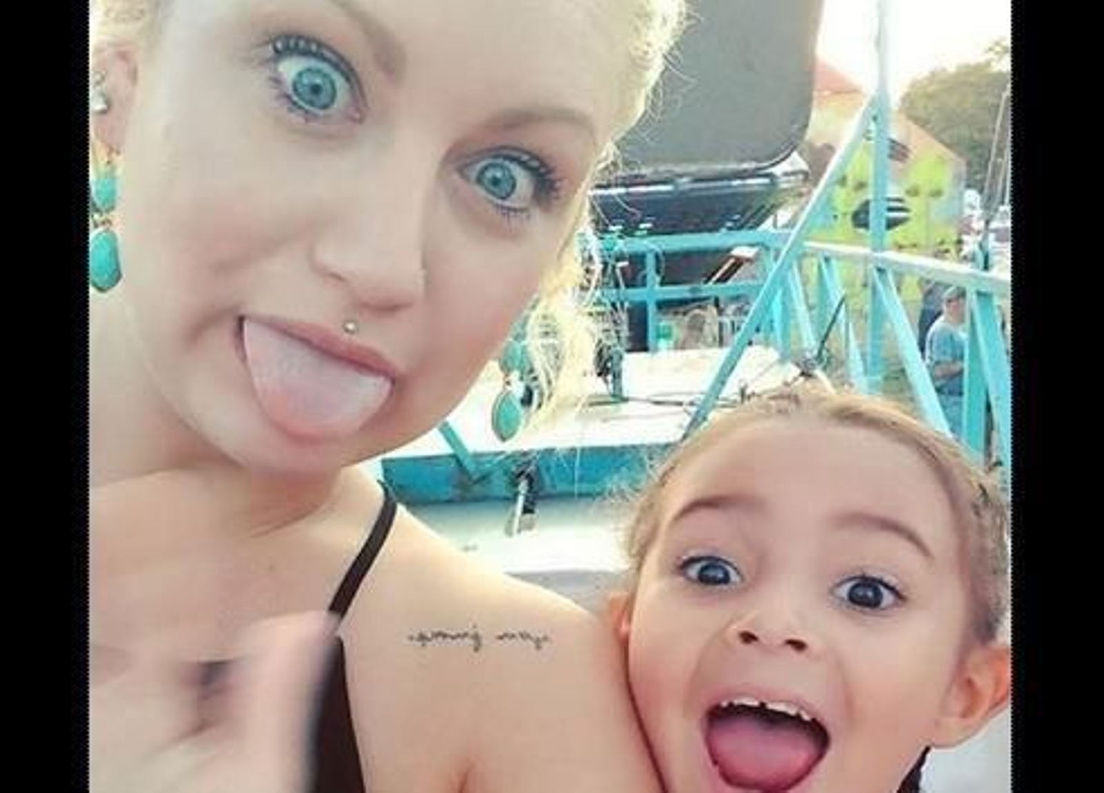 Audrey Nicole y la niña en una fotografía de archivo.