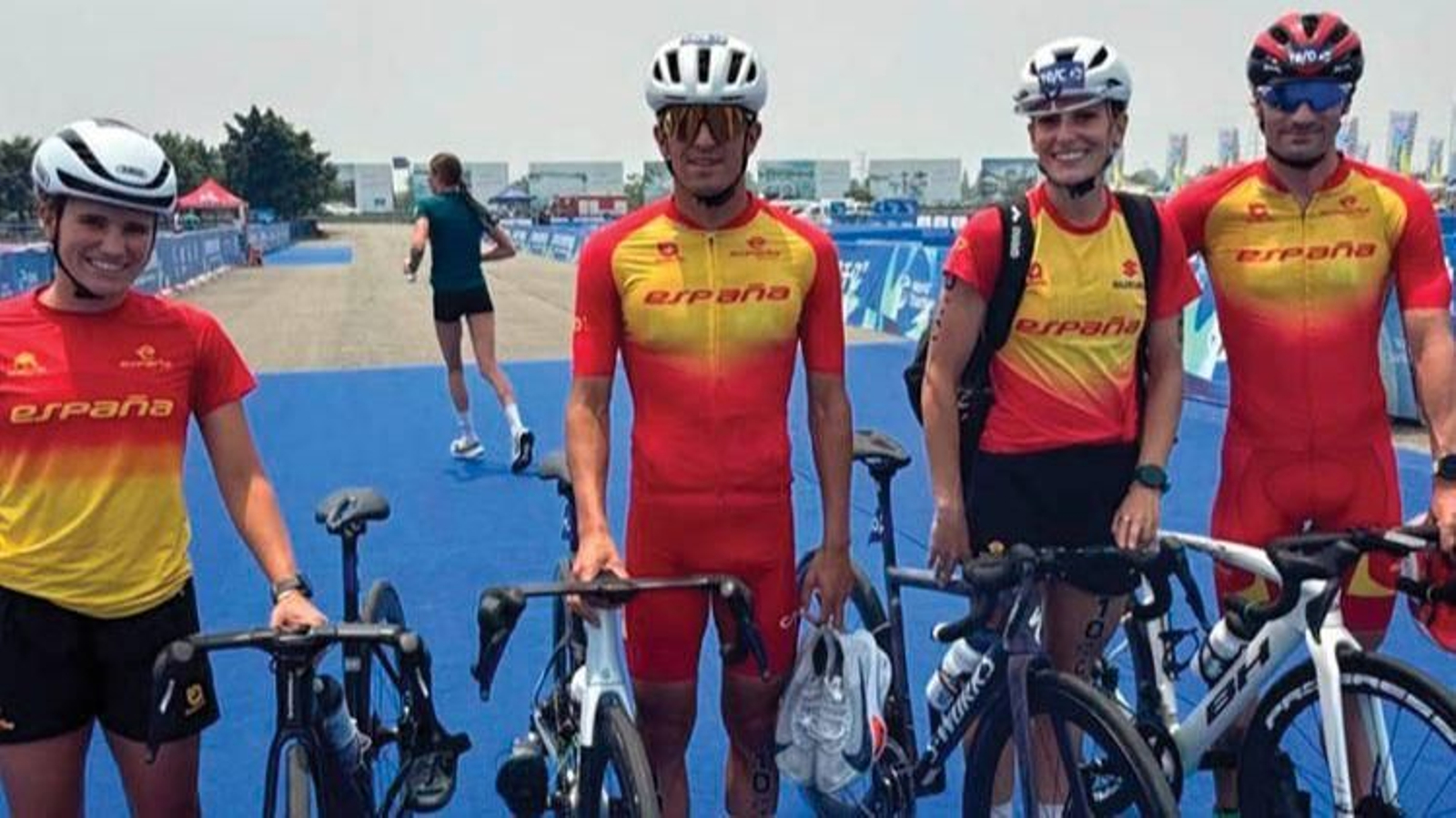 Antonio Serrat (d), con el resto del equipo español de relevo mixto.