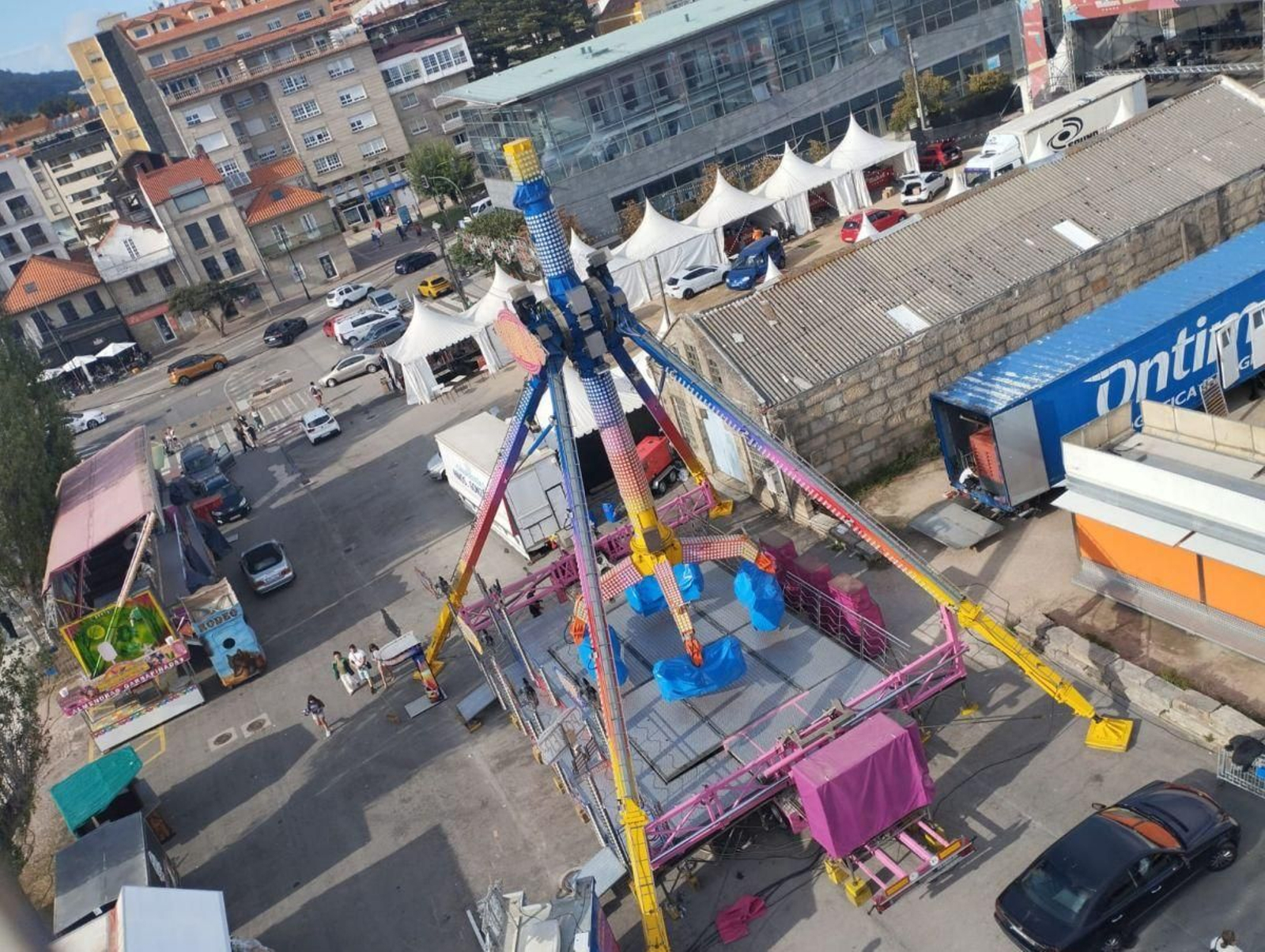 Vista aérea de las atracciones en las Festas del Cristo de 2025.