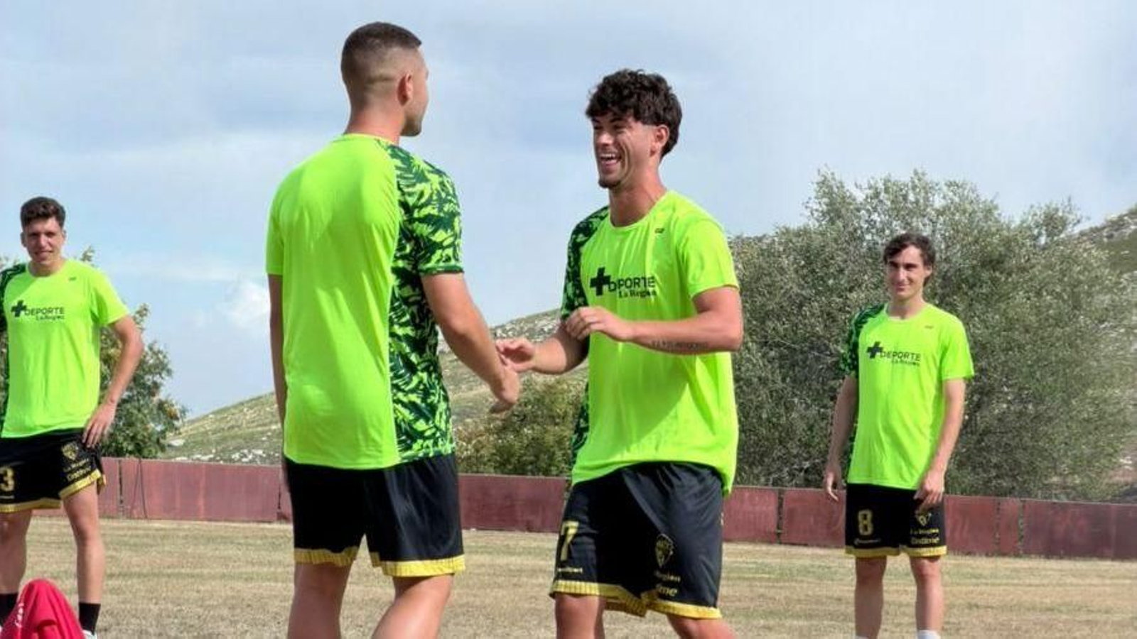 Varios jugadores realizando juegos en el campo de fútbol.