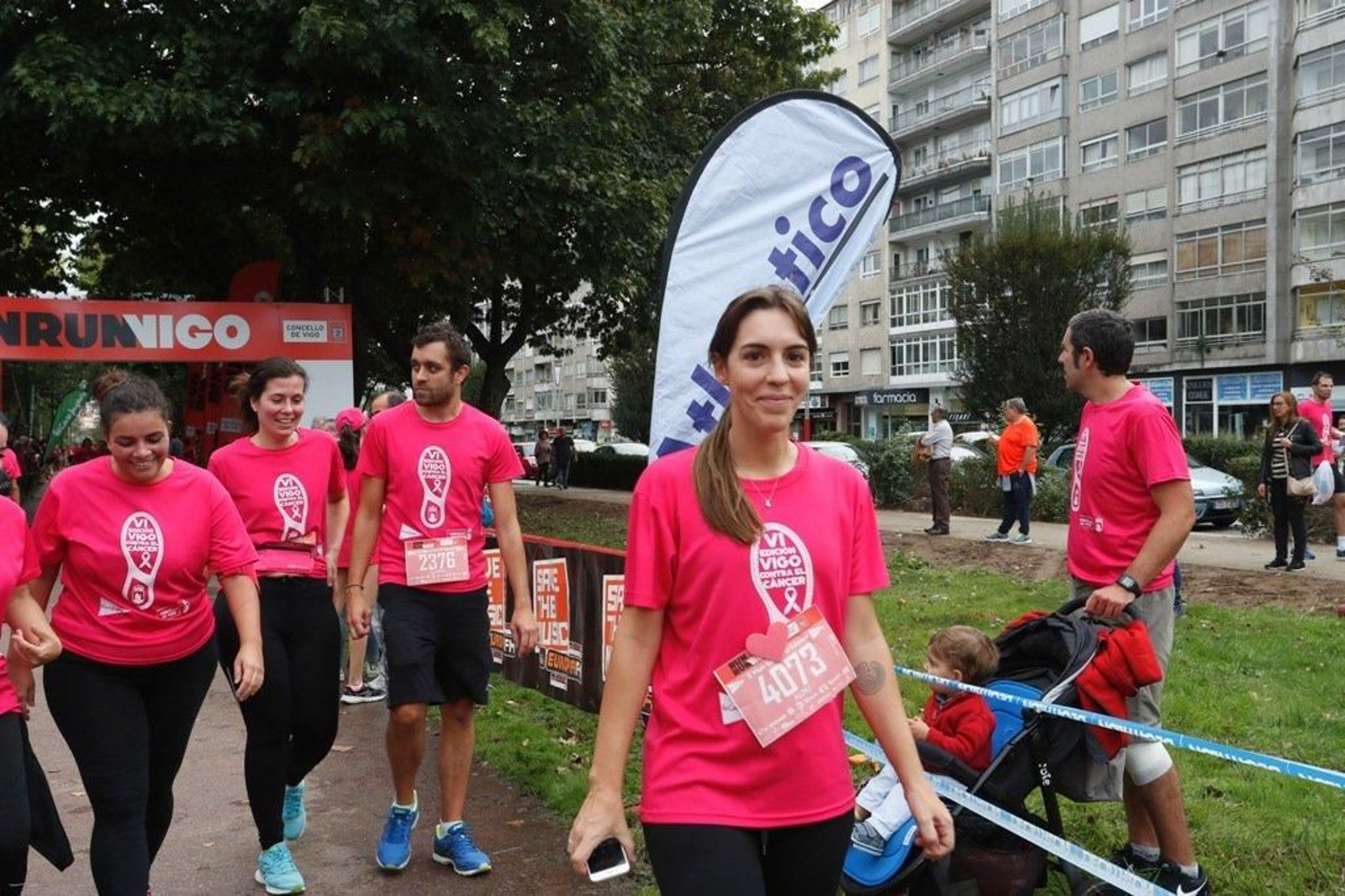 El color rosa abarrotó la Avenida de Castelao - JV Landín 043