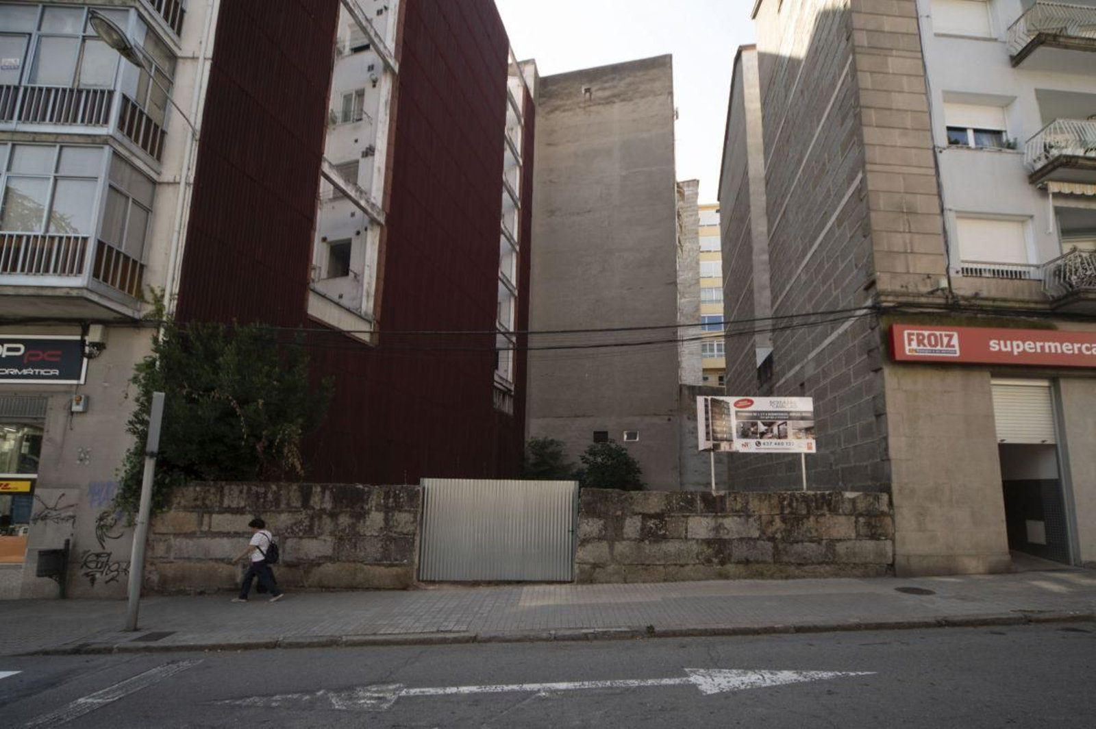 El solar donde se edificará el hotel en la calle Castelao. MARTIÑO PINAL