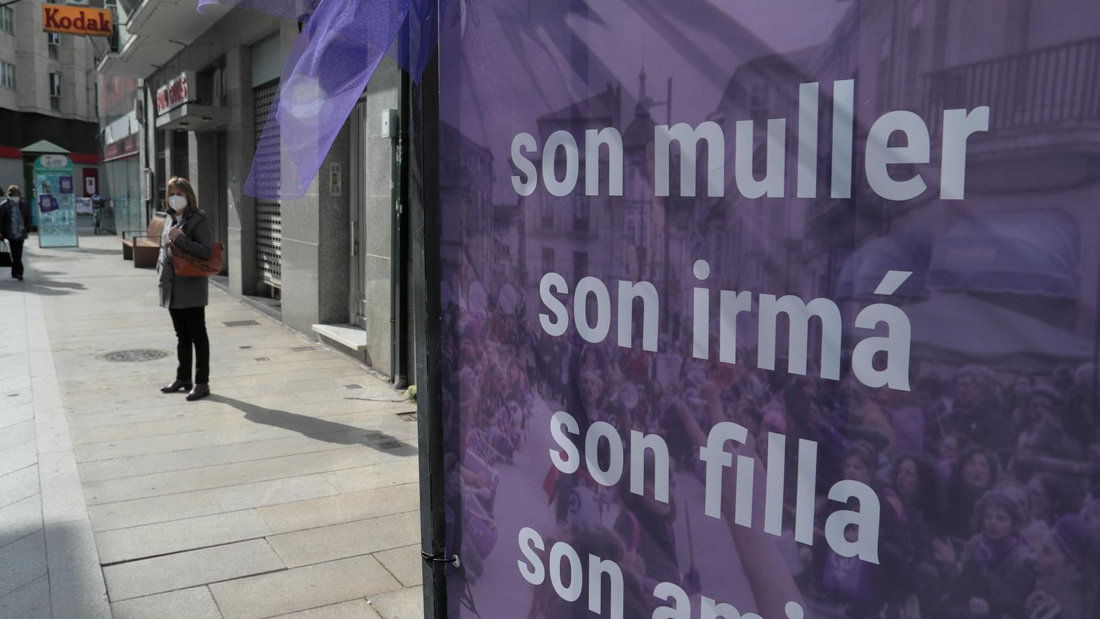 VERÍN 8/03/2021.- Cartelería 8-M en Verín. José Paz