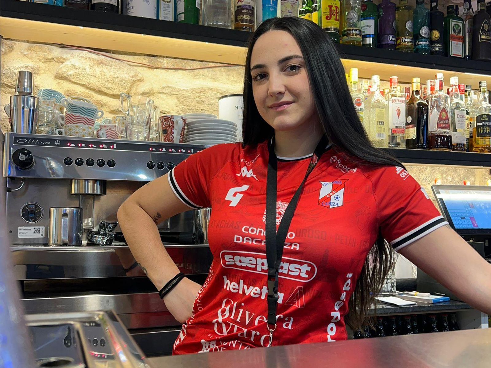 La pivote del equipo 'jamonero' es capitana y presta ayuda a sus compañeras.