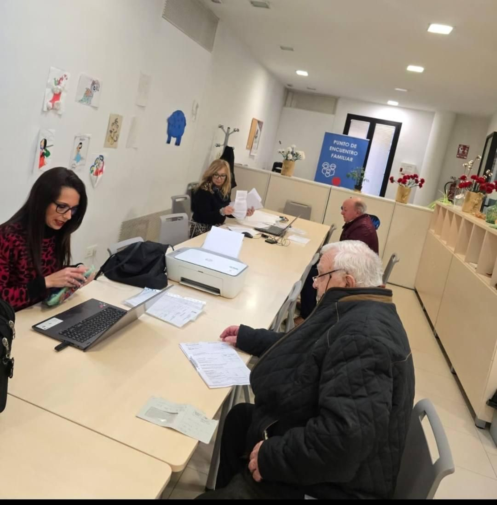 Asesores de AGEyR Granada atendiendo en sus oficinas