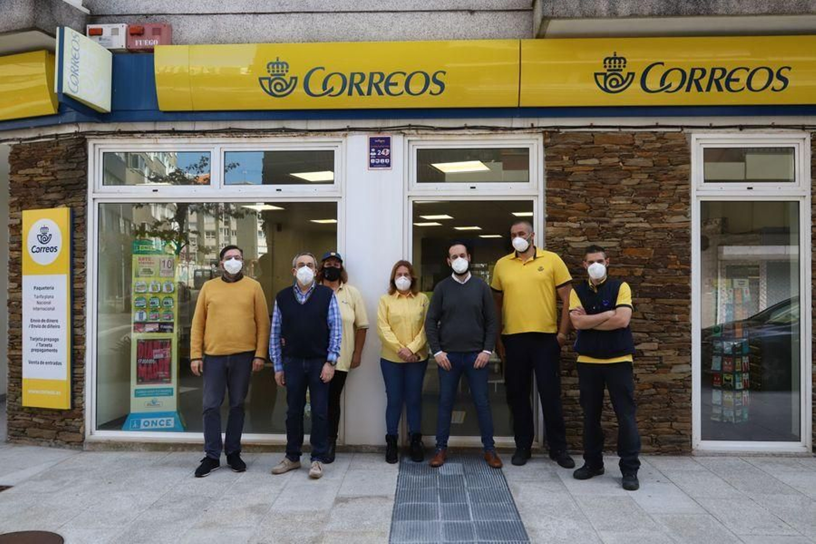 Jon, Cesáreo y Carlos junto a varios de sus compañeros de reparto a las puertas de la oficina de Baiona.