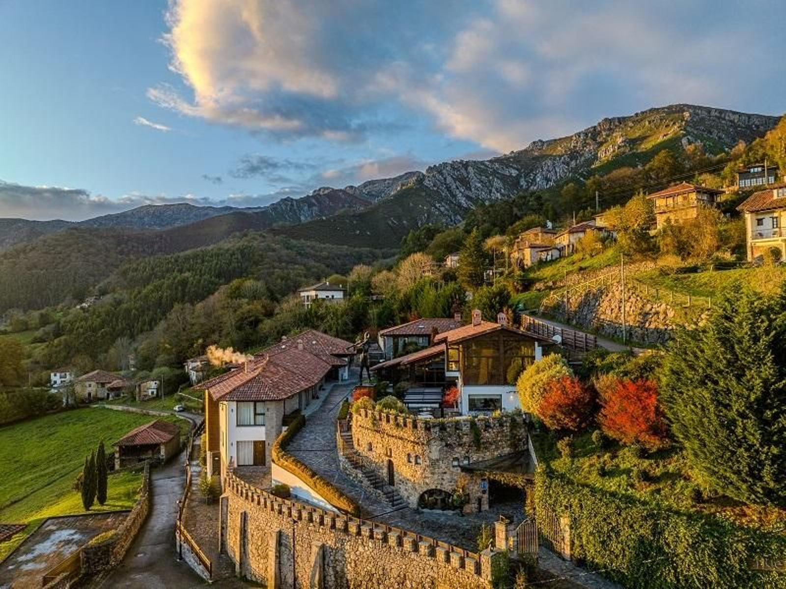 Fachada principal Puebloastur con vistas