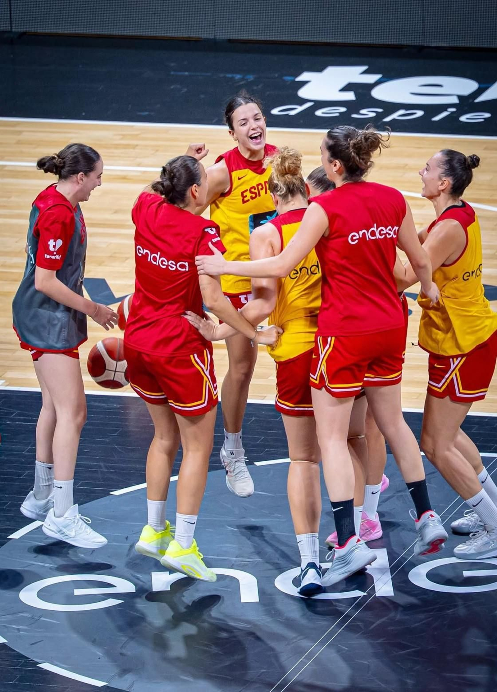 Las jugadoras de la selección española, durante los entrenamientos en Tenerife.