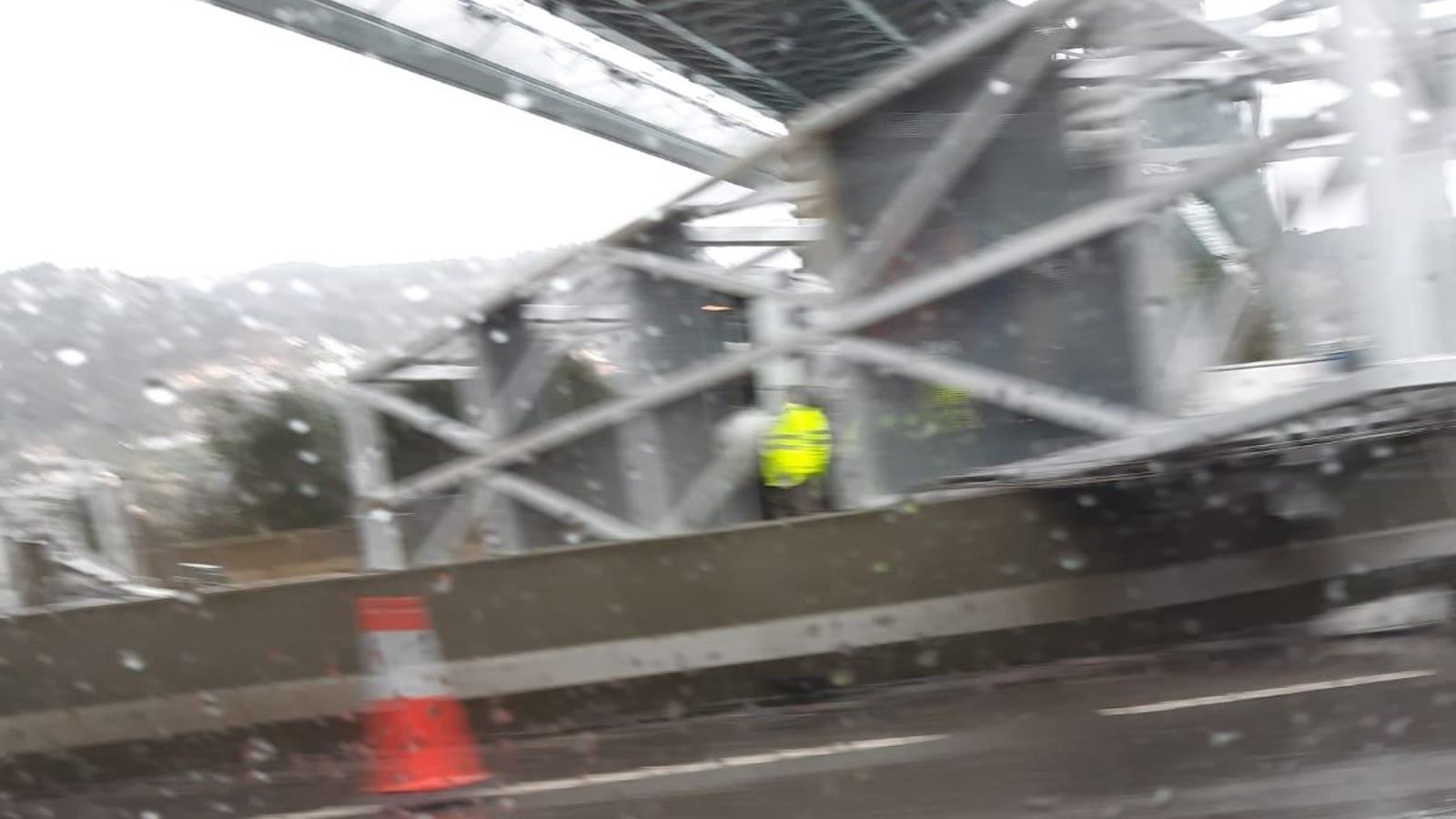 una pieza que se desprendió del puente de Rande esta mañana probablemente por el temporal.