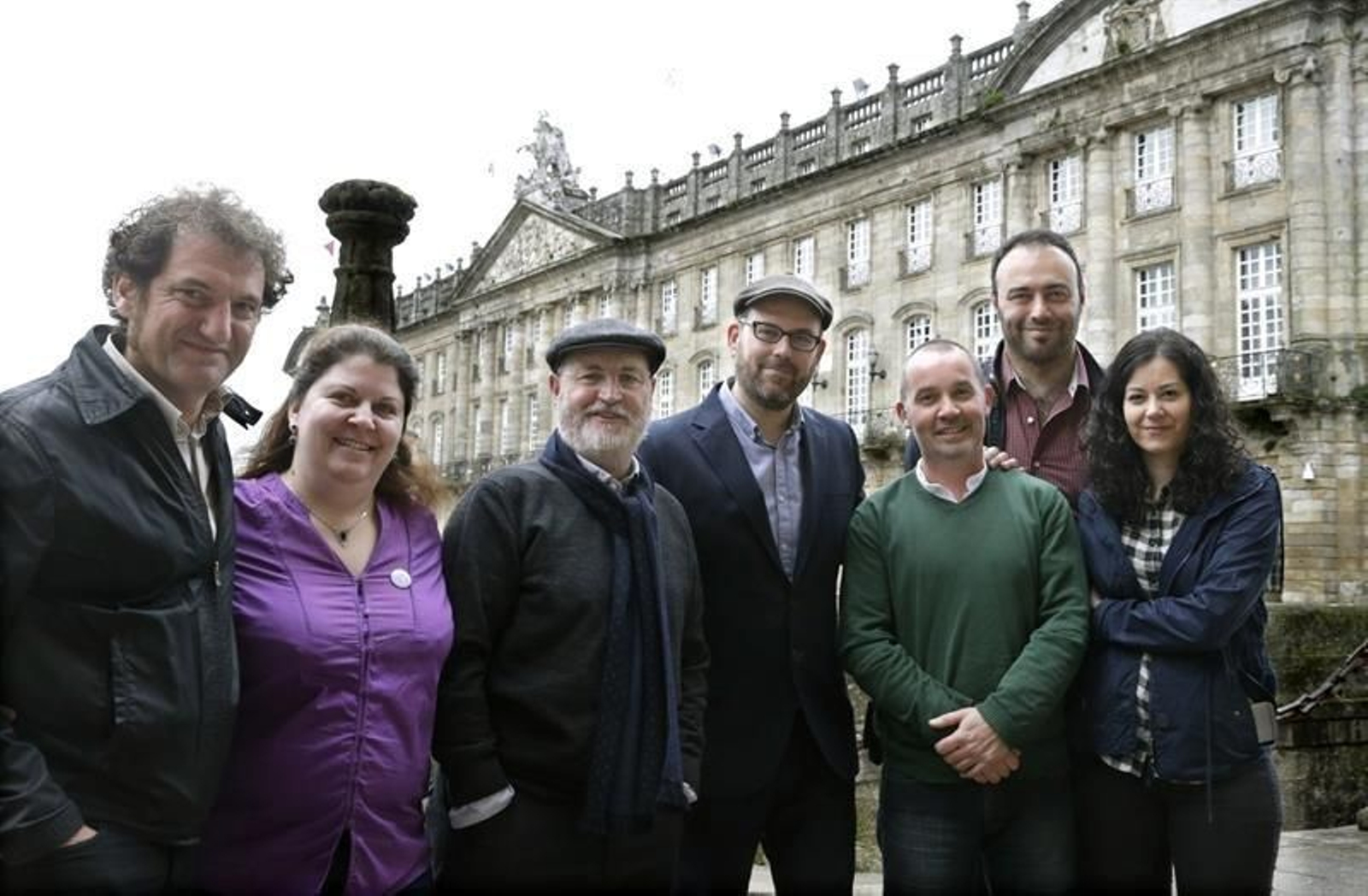 El candidato a la Alcaldía de Santiago por Compostela Aberta, Martiño Noriega( 4i), posa ante el Ayuntamiento con los miembros de su candidatura tras participar en un desayuno informativo. (EFE)