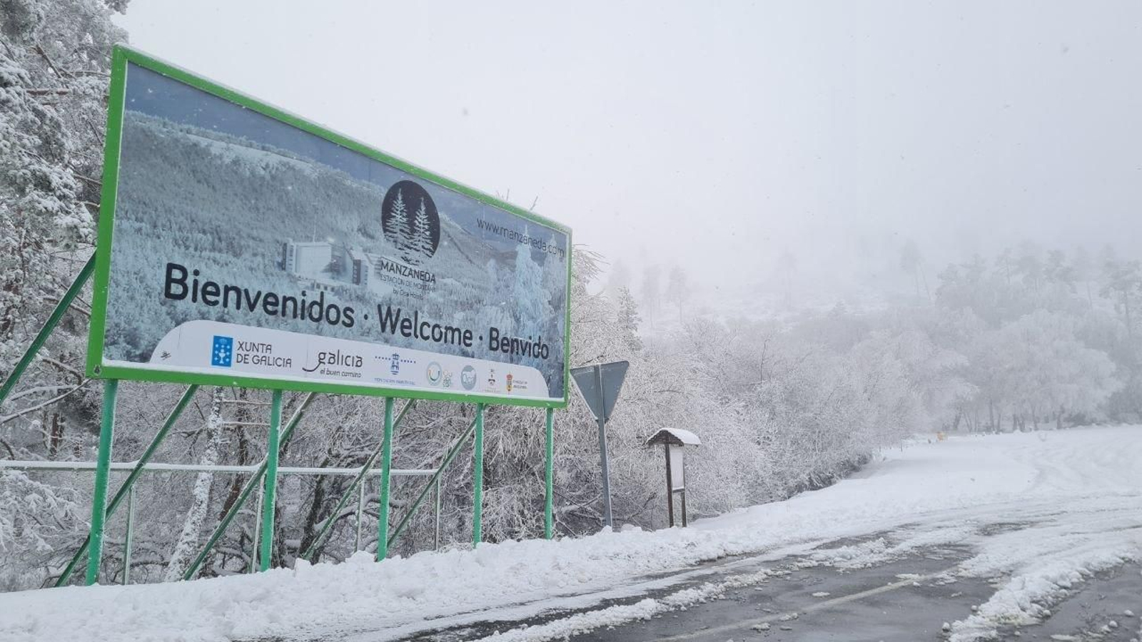 La Estación de Manzaneda, cubierta de nieve.