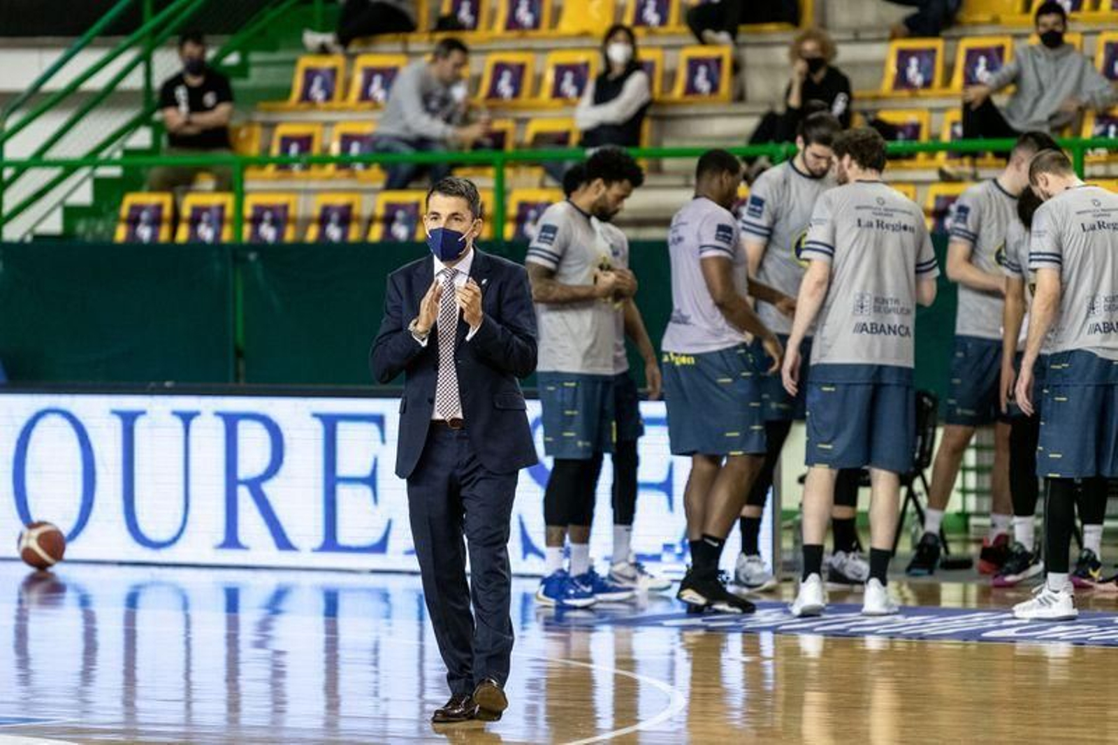 Gonzalo García de Vitoria, con el equipo del COB a su espalda. (FOTO: ÓSCAR PINAL)