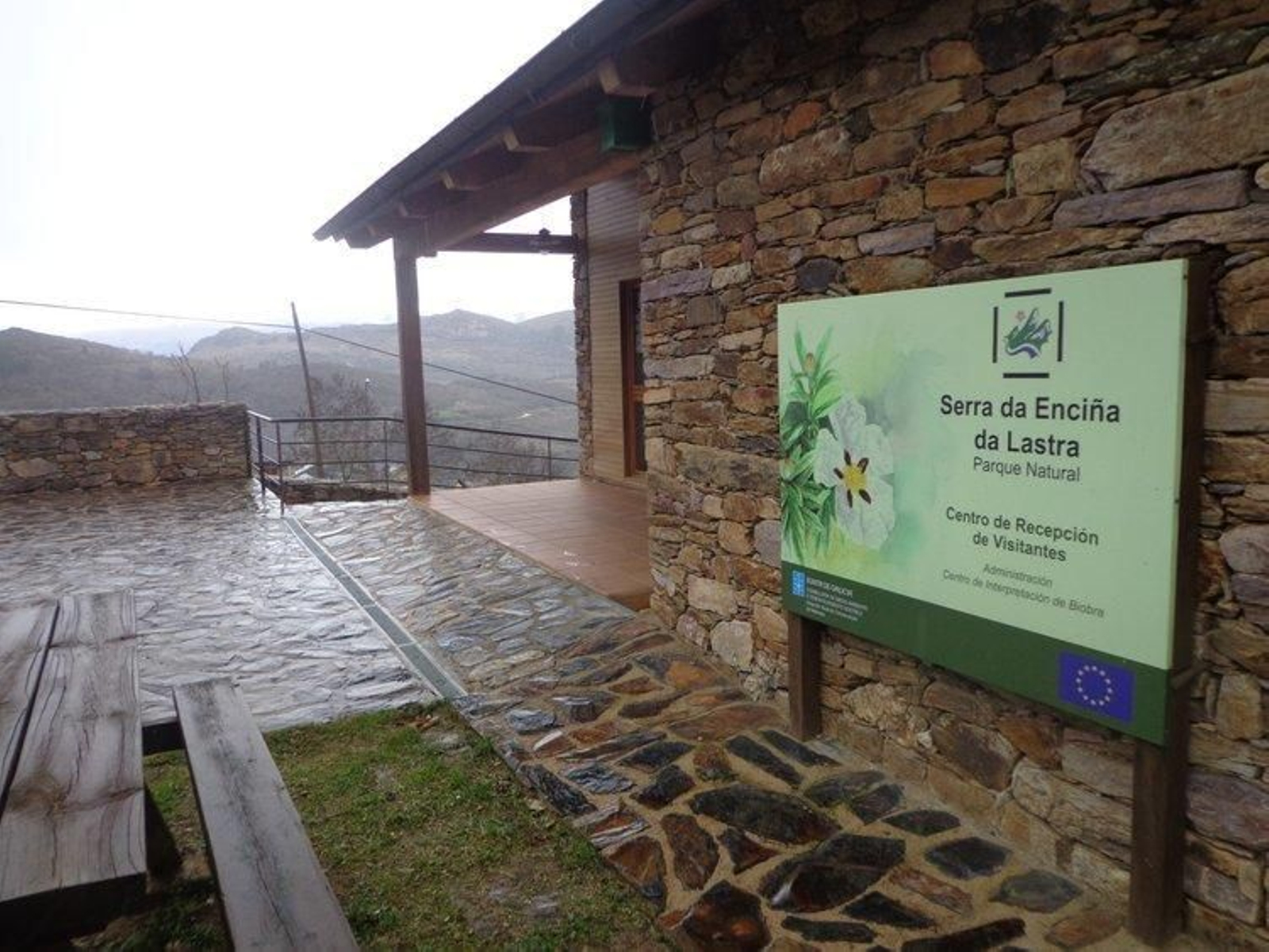 Centro de recepción de visitantes del parque natural Serra da Enciña da Lastra, en Rubiá.
