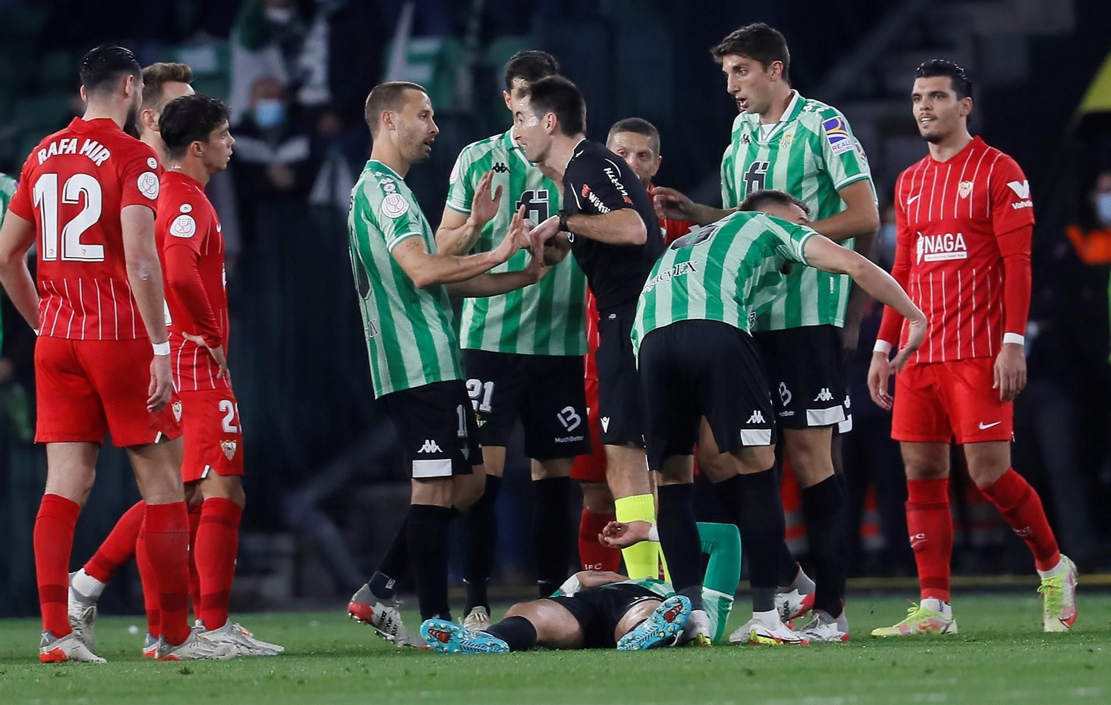 El árbitro De Burgos Bengoetxea (4-d) conversa con Sergio Canales (3-i), del Betis, durante el partido de octavos de final de la Copa del Rey
