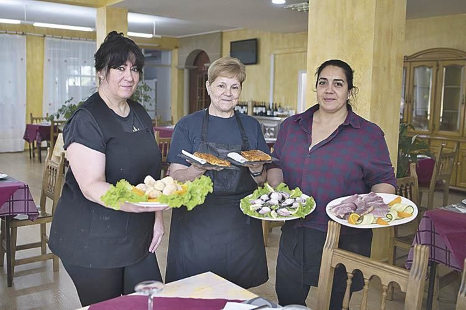 Cati García, María Márquez y Elisabeth Román con algunas propuestas gastronómicas en O Novo Alto do Couso. (Xesús Fariñas)