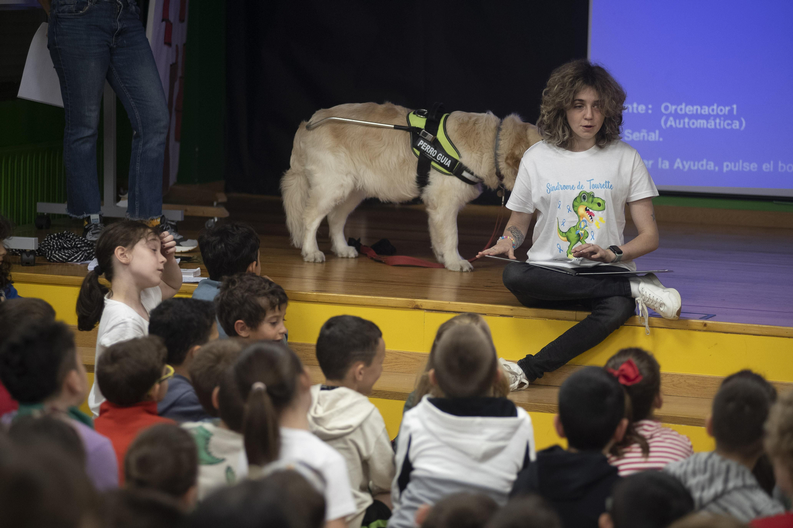 Luna junto a los alumnos del CEIP Padre Feijoo de Allariz
