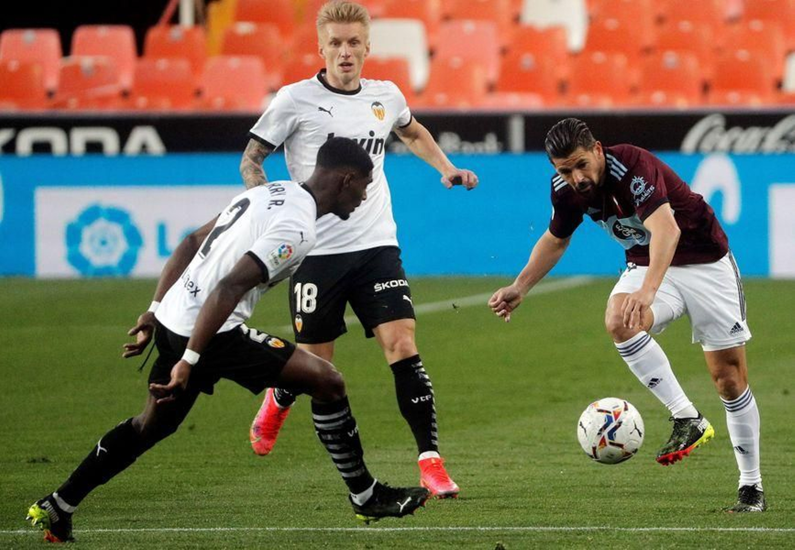 Nolito controla un balón ante Correia y Wass en el choque de ayer.