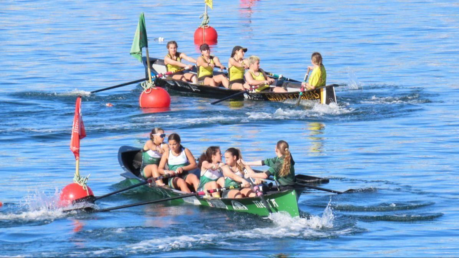 Una embarcación de Meira y otra de Vila de Cangas efectúan un viraje en las ciabogas.