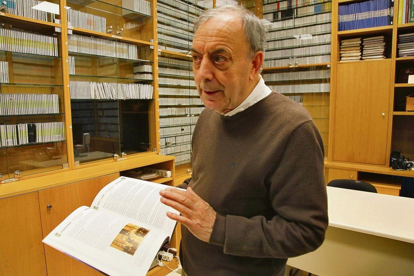 Xosé Lois Foxo, el coleccionista, con su magnífica colección de música popular al fondo, recogida por él.