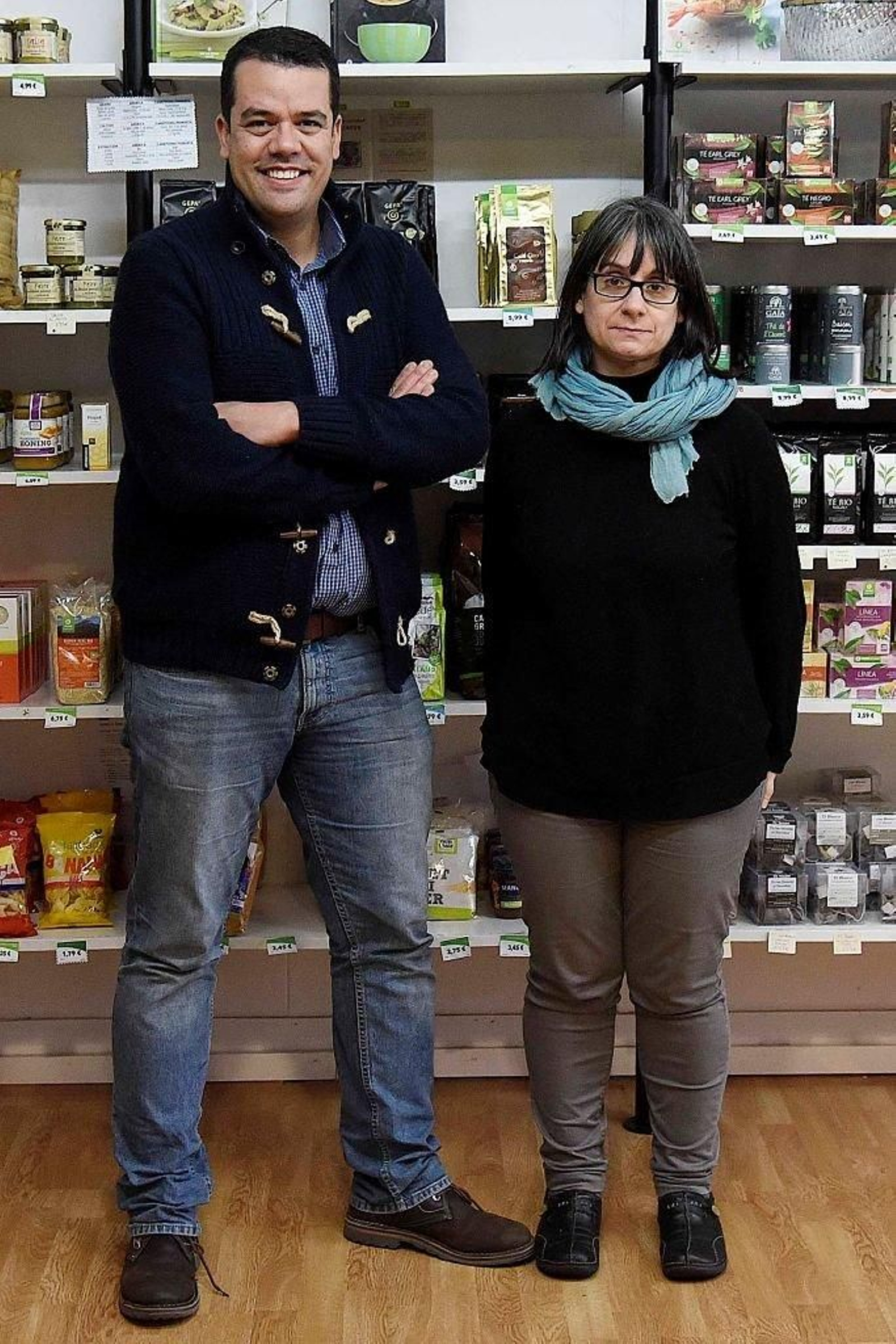 Alberto Gómez y Maica Beltrán, en la tienda de la rúa Triunfo.