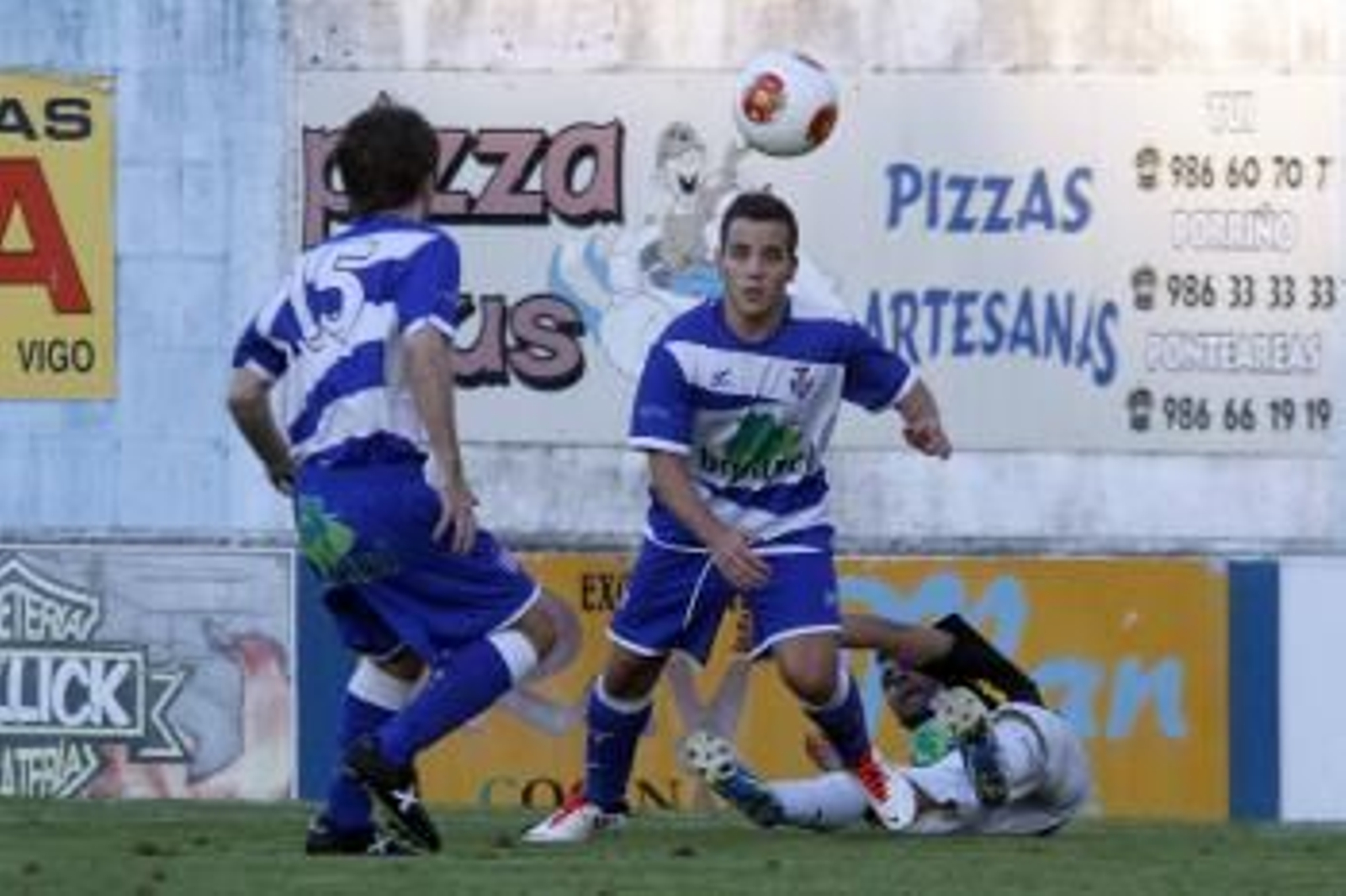 Carlos Pereira busca o balón nun encontro desta tempada.