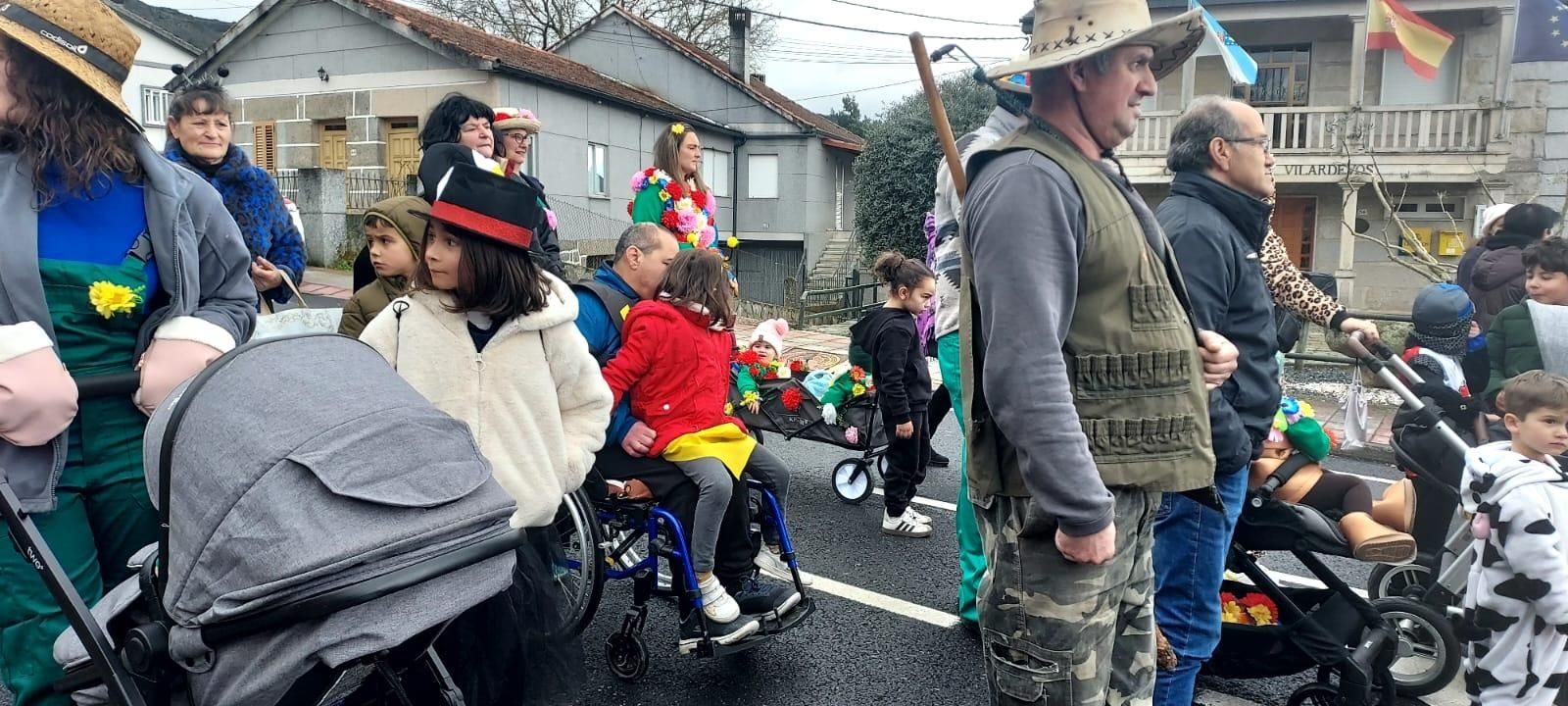 Galería | O gran desfile do Luns de Entroido en Vilardevós protagonizárono os maiores e os chocalleiros