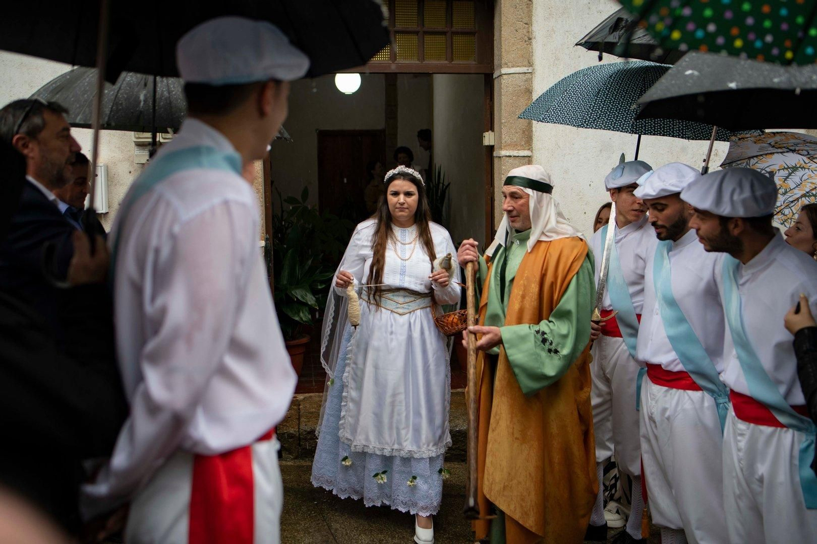 Adán y Eva junto a los danzantes que forman un pasillo.