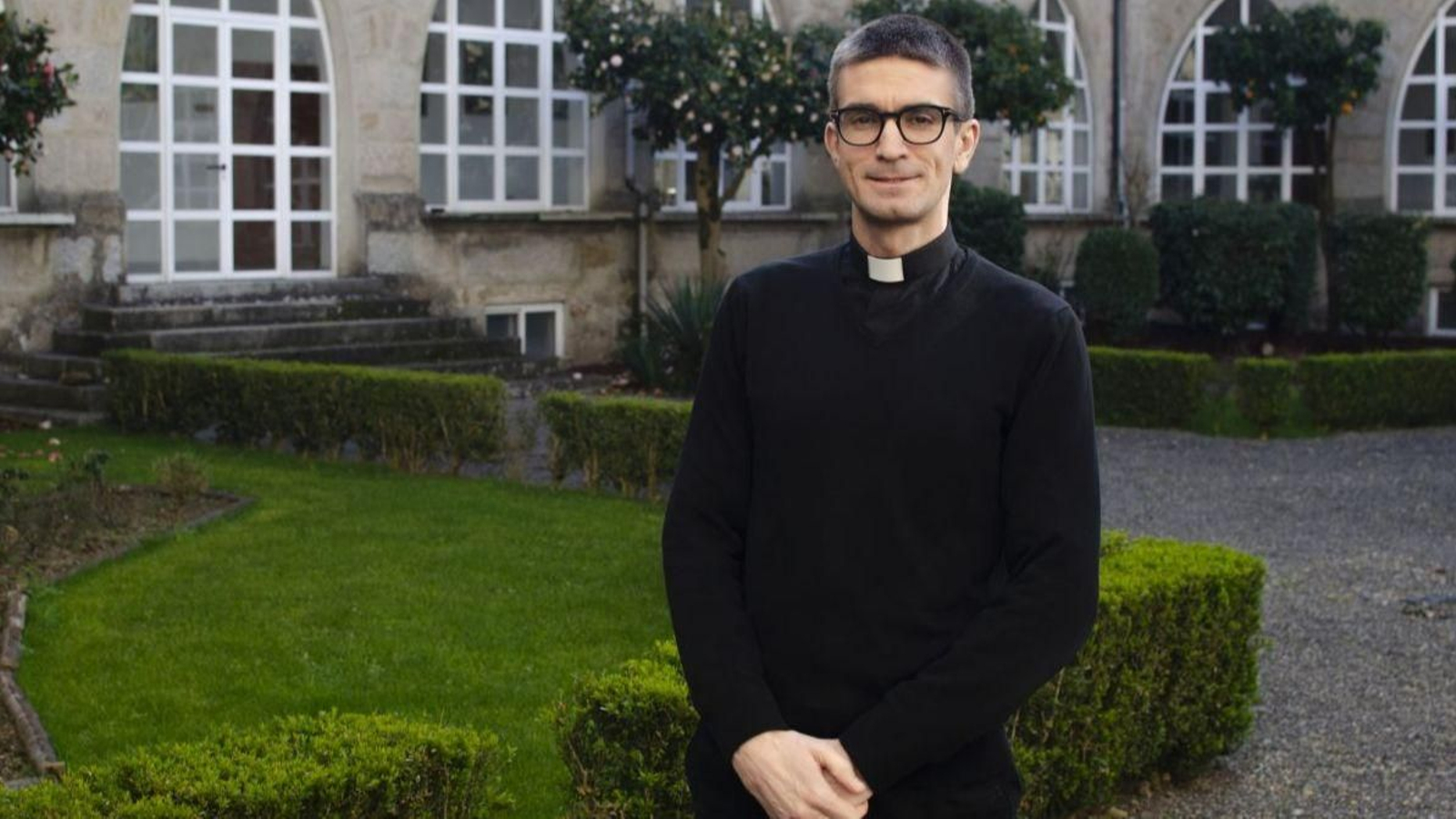 Jose Manuel Salgado en el patio del Seminario Divino Maestro.
