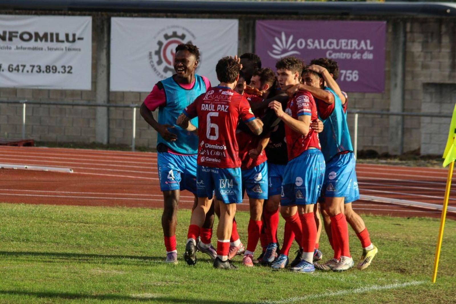Los jugadores del Barco celebran uno de los goles conseguidos en Calabagueiros.