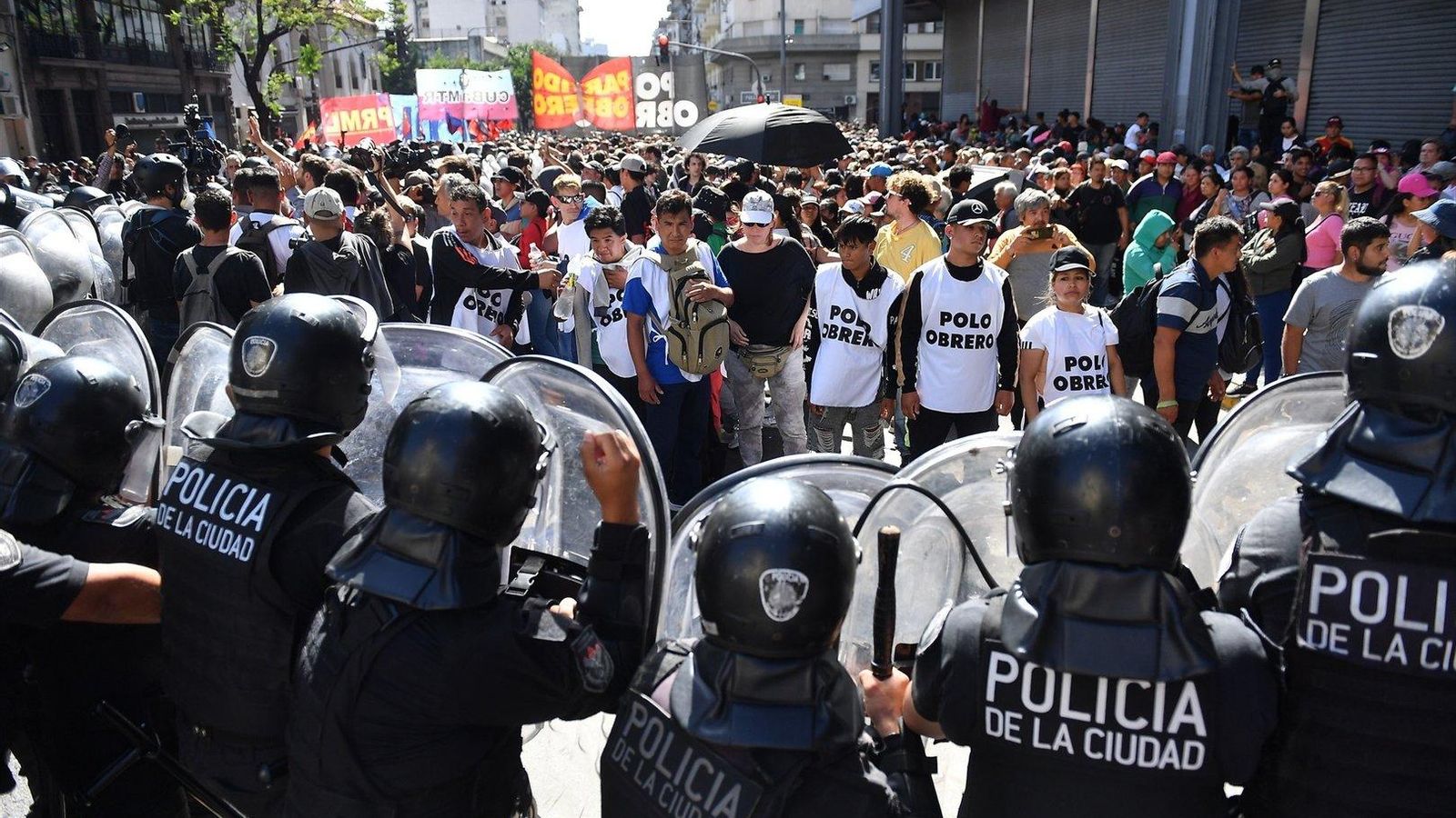 Protestas en la calle ante los anuncios de Milei