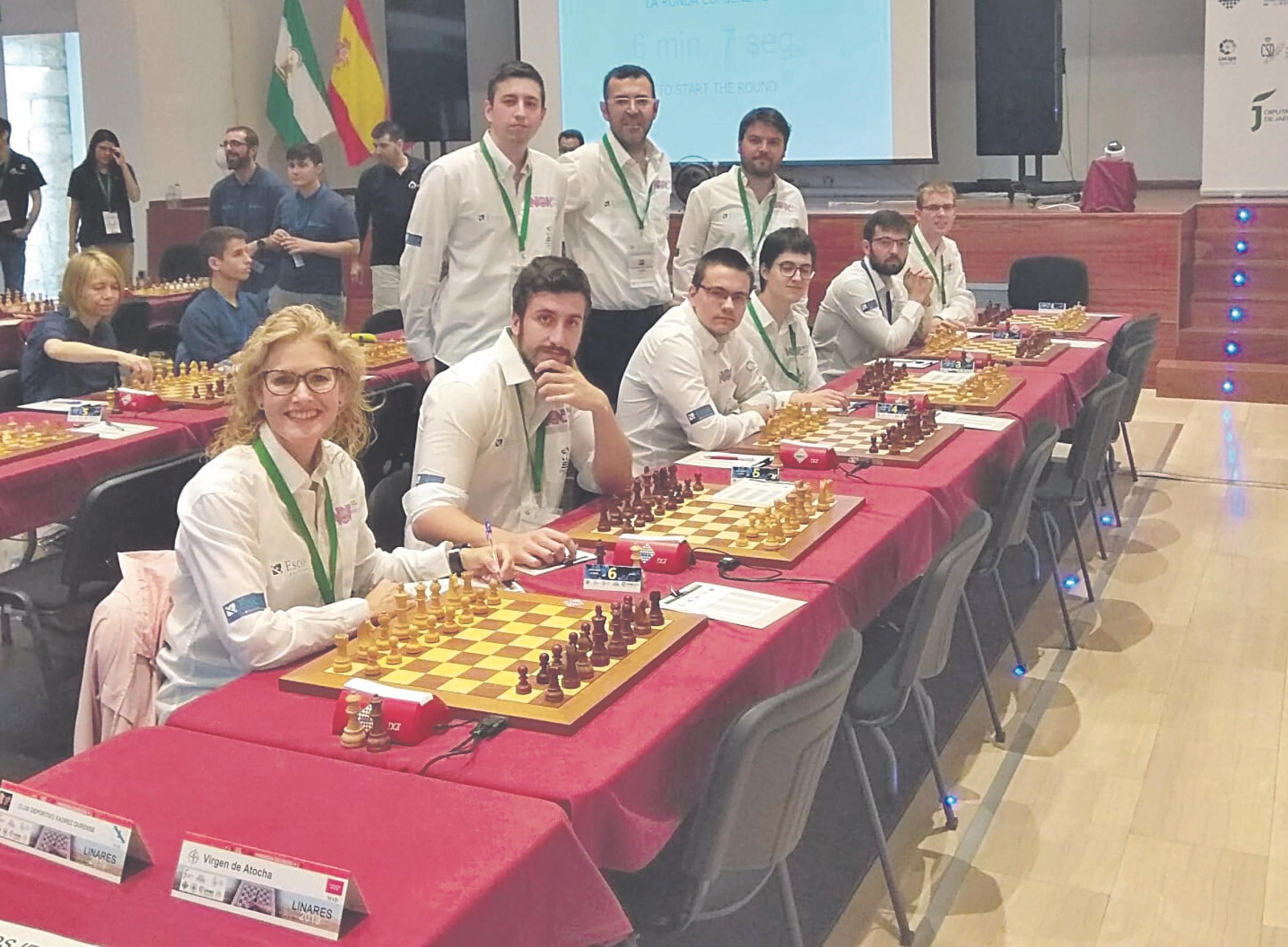 Los integrantes del Club Xadrez Ourense, antes de un encuentro de la Liga Nacional. (XADREZ OURENSE)