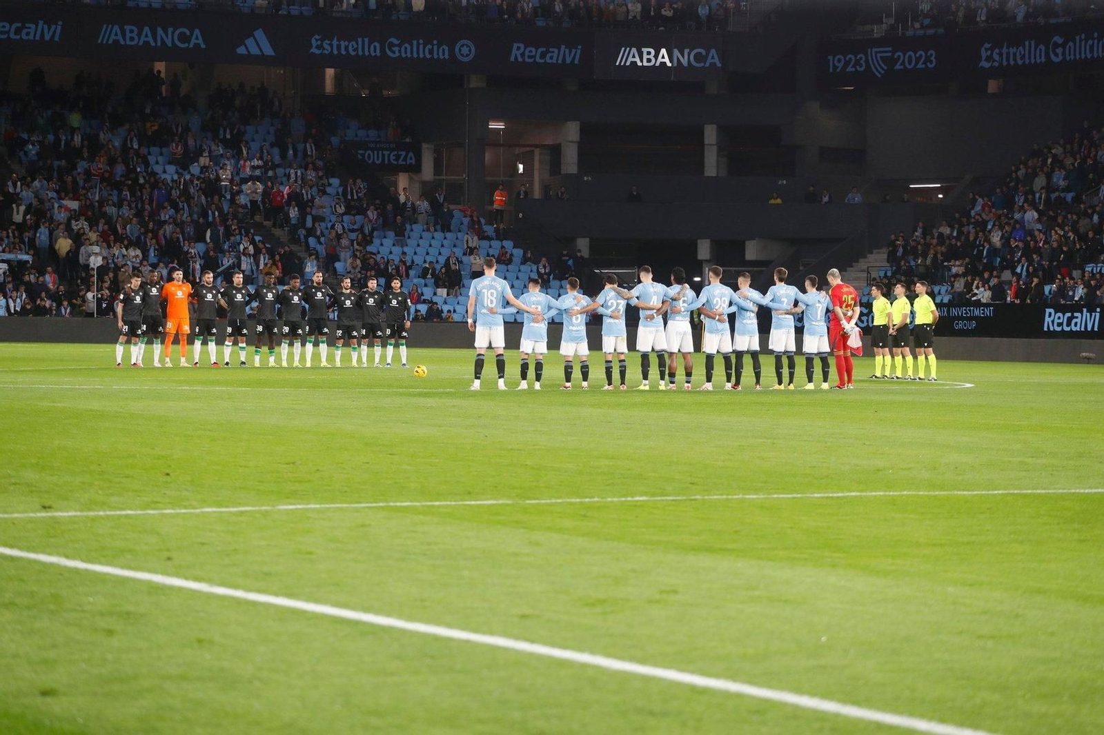 Minuto de silencio por los celtistas fallecidos.