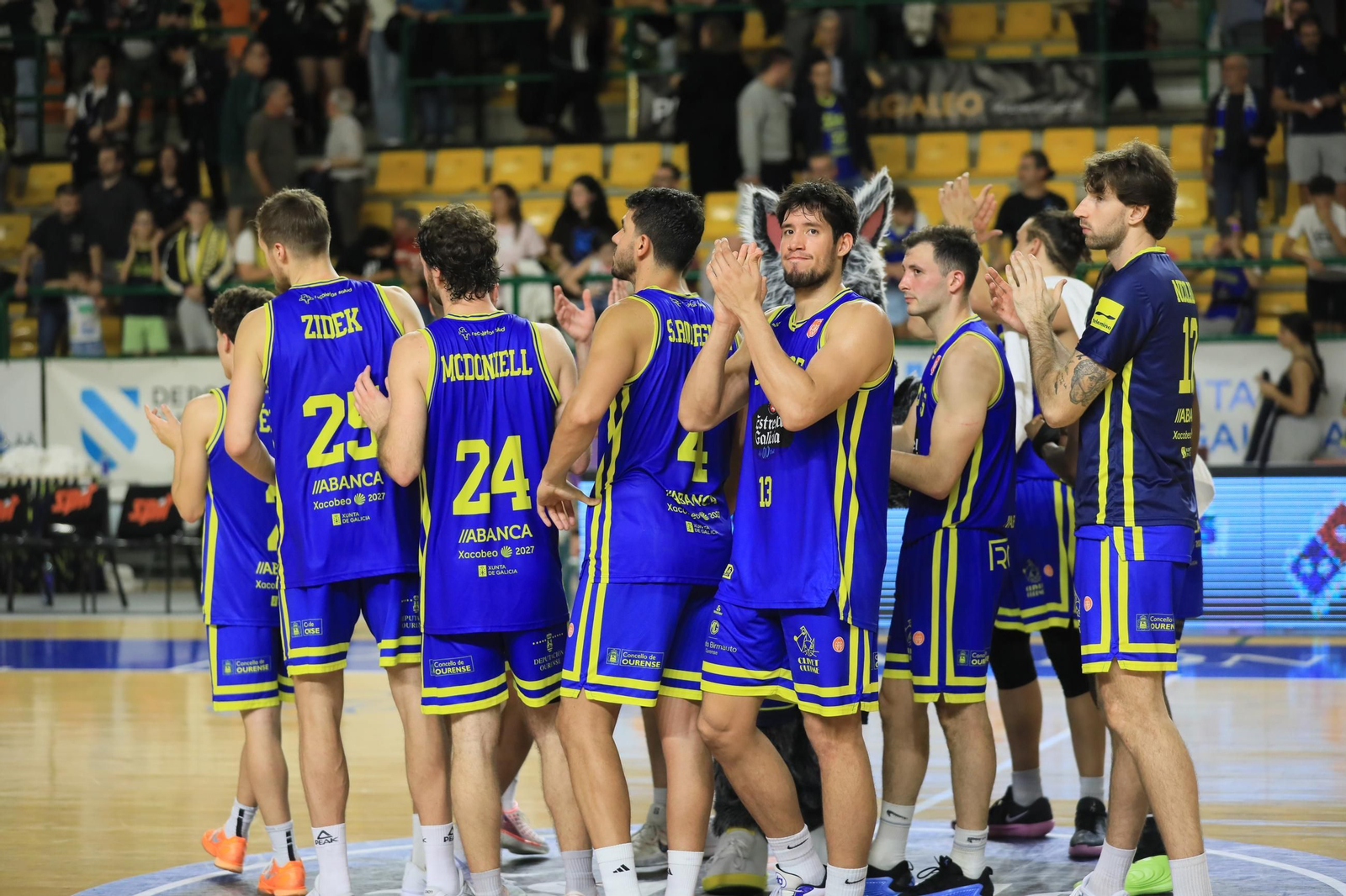 Galería | Noche triste en el Pazo con la derrota del COB ante el Alicante (79-83)