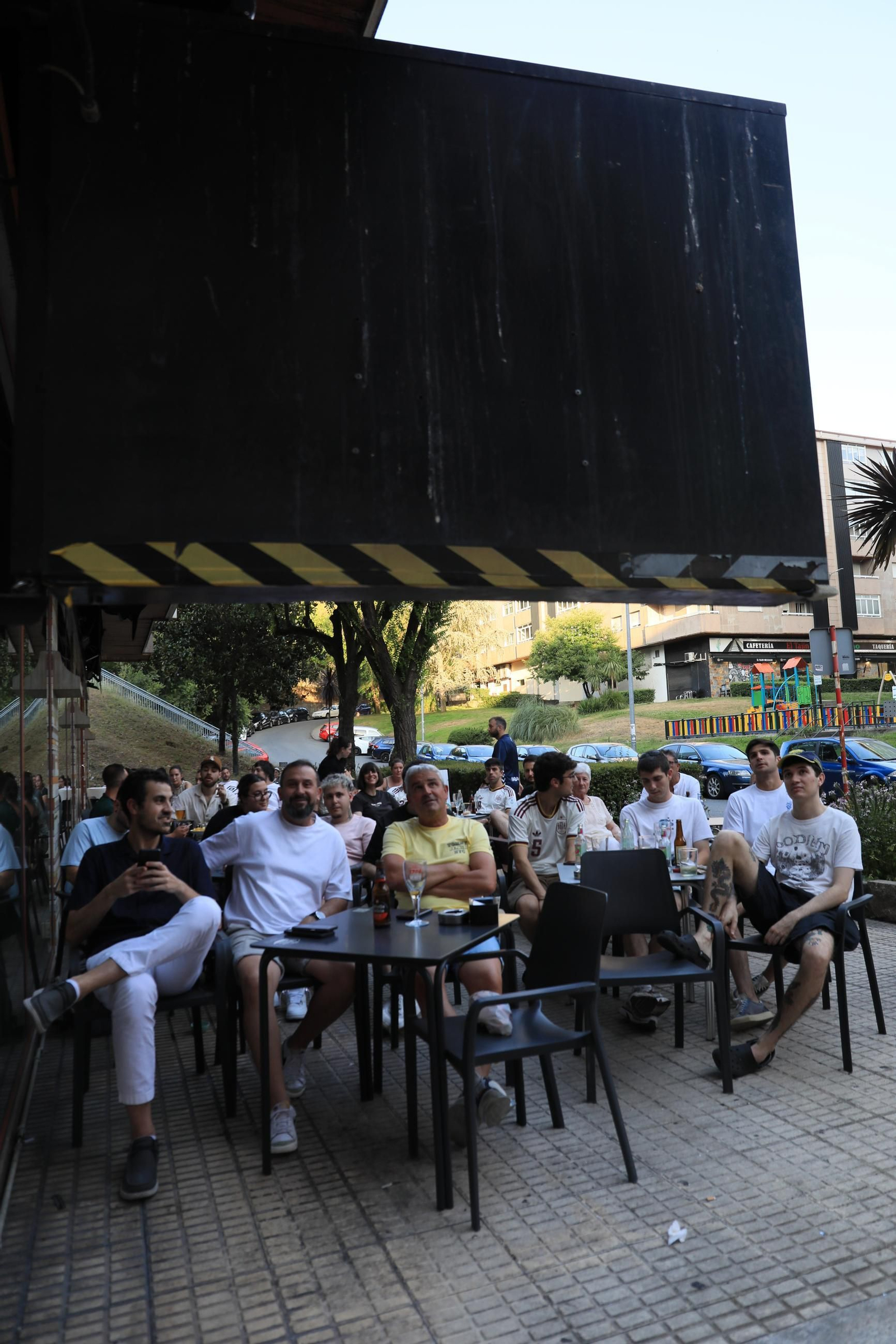 Galería | Ambiente y expectación en las terrazas de Ourense para disfrutar del partido de la selección española ante Portugal , en fotos
