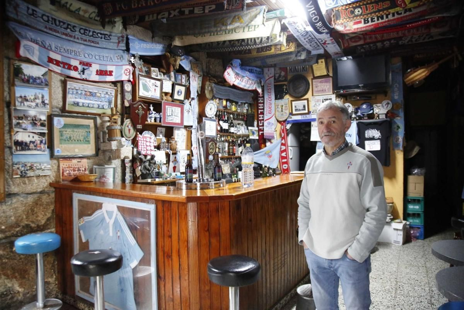 Argimiro Rodríguez en la taberna “Rikitrí”, que regenta desde hace 35 años.