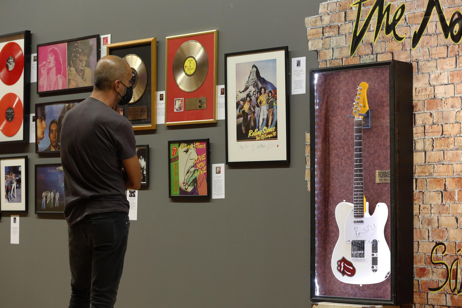 La guitarra firmada por Ron Wood, estrella de la colección.