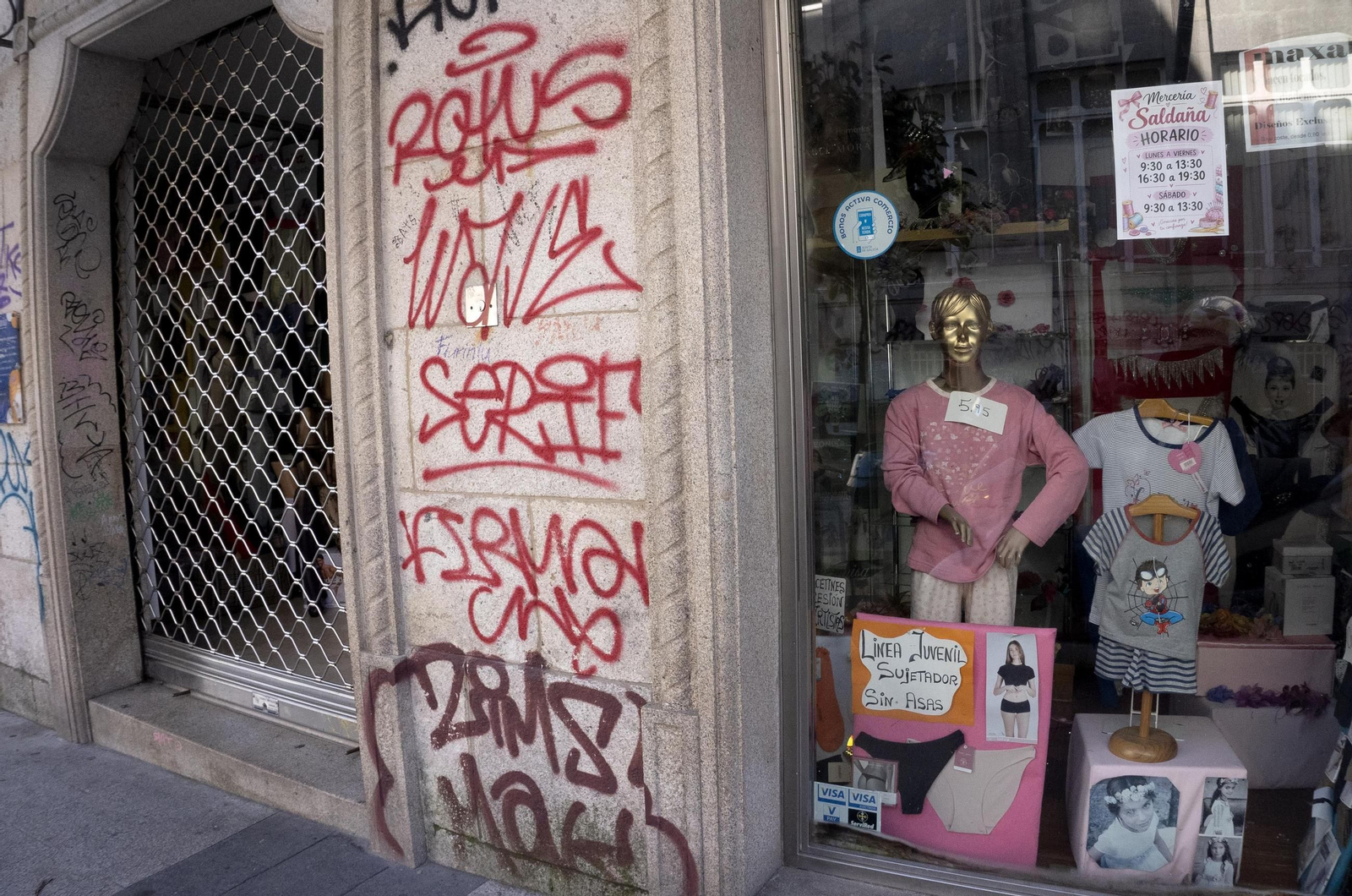 Galería | Vigo, lleno de pintadas que 'ensucian' el centro
